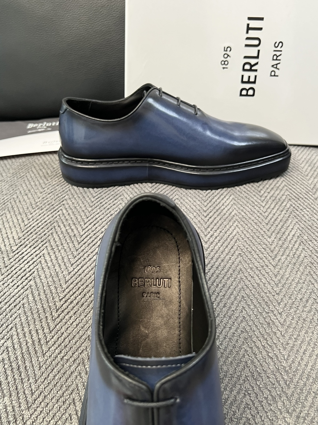 Berluti  高品质  顶级工艺品  布鲁提 专柜同步发售原厂配置，意大利进口牛皮面料，全进口水染牛皮里垫，鞋底：原