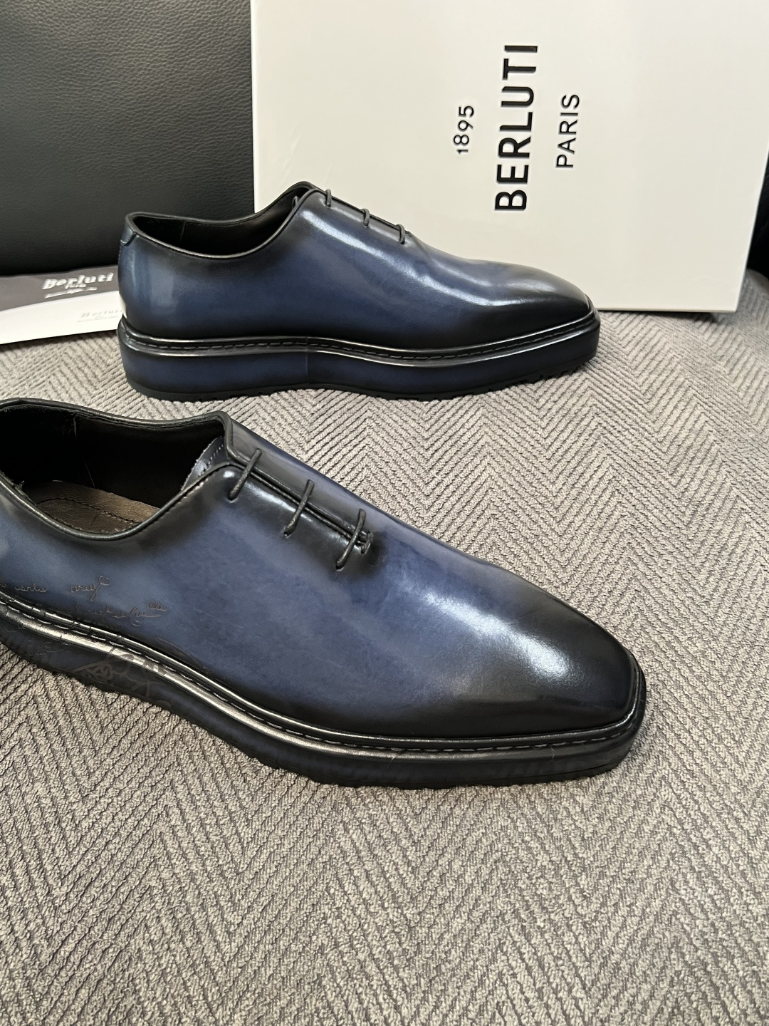 Berluti  高品质  顶级工艺品  布鲁提 专柜同步发售原厂配置，意大利进口牛皮面料，全进口水染牛皮里垫，鞋底：原