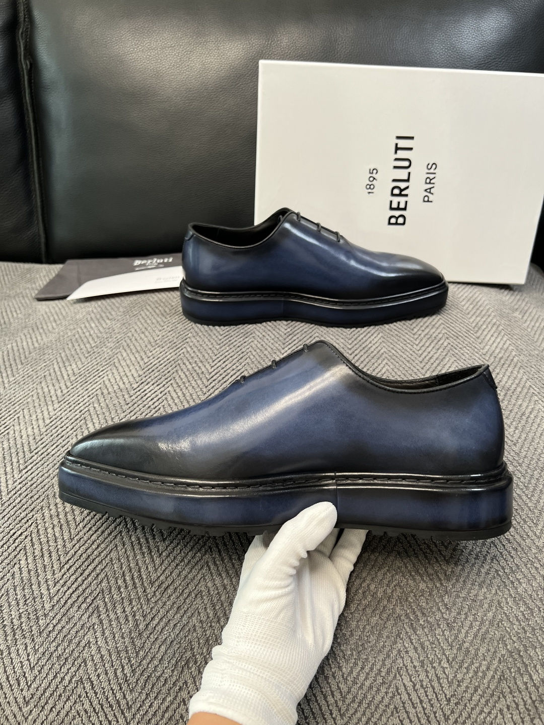 Berluti  高品质  顶级工艺品  布鲁提 专柜同步发售原厂配置，意大利进口牛皮面料，全进口水染牛皮里垫，鞋底：原