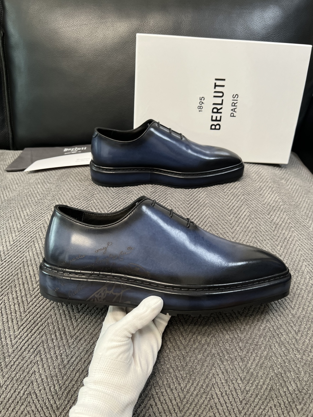 Berluti  高品质  顶级工艺品  布鲁提 专柜同步发售原厂配置，意大利进口牛皮面料，全进口水染牛皮里垫，鞋底：原
