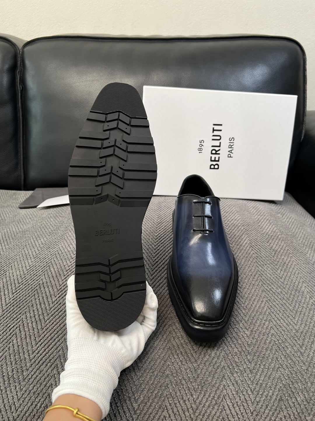 Berluti  高品质  顶级工艺品  布鲁提 专柜同步发售原厂配置，意大利进口牛皮面料，全进口水染牛皮里垫，鞋底：原