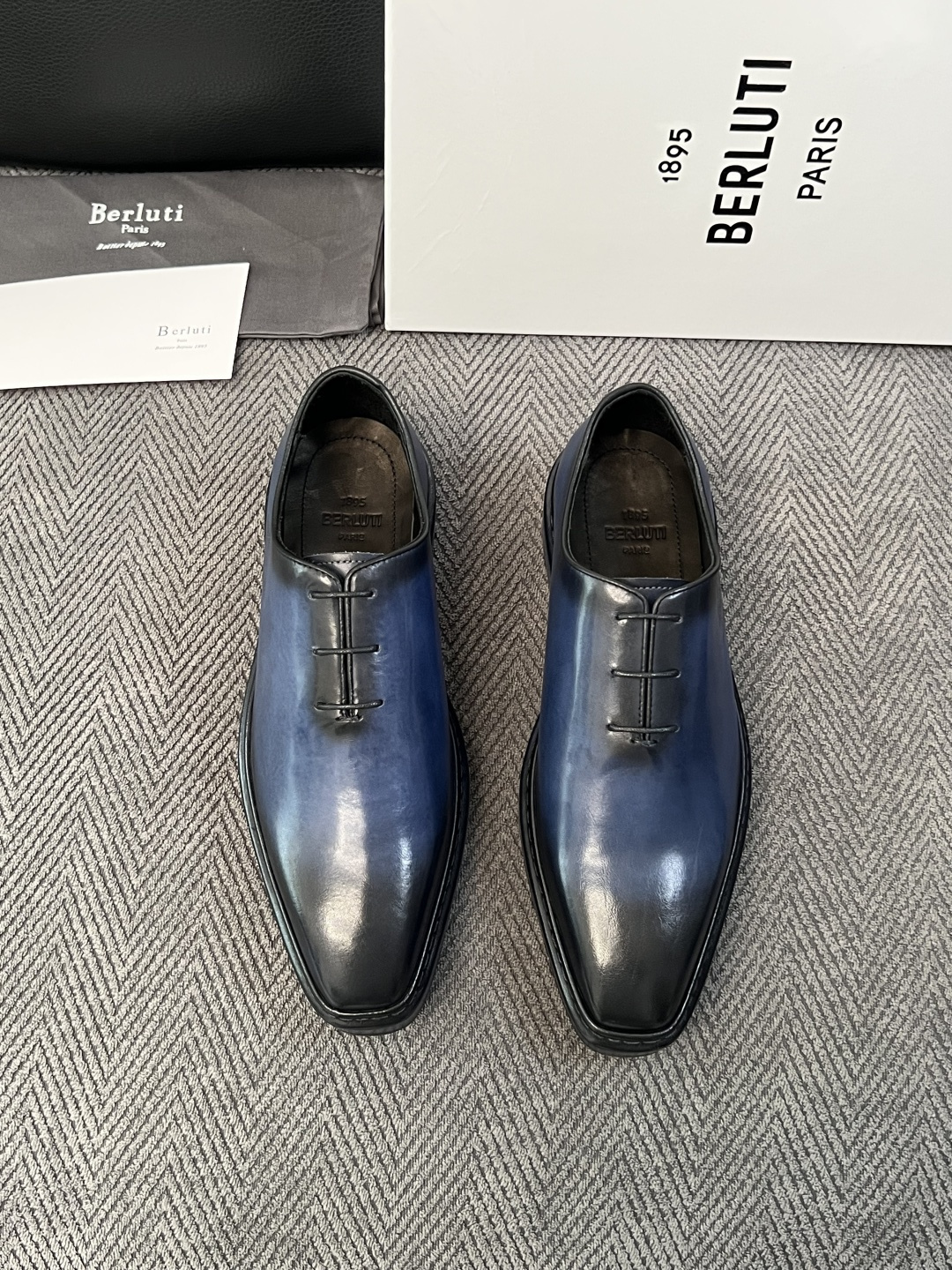 Berluti  高品质  顶级工艺品  布鲁提 专柜同步发售原厂配置，意大利进口牛皮面料，全进口水染牛皮里垫，鞋底：原