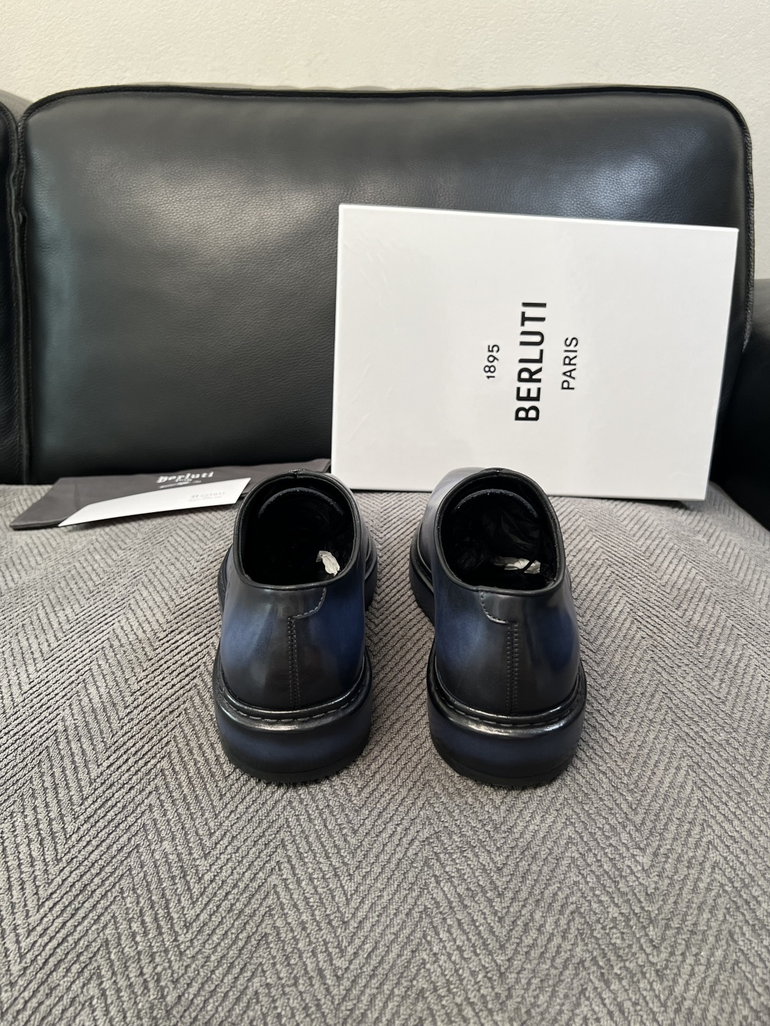 Berluti  高品质  顶级工艺品  布鲁提 专柜同步发售原厂配置，意大利进口牛皮面料，全进口水染牛皮里垫，鞋底：原