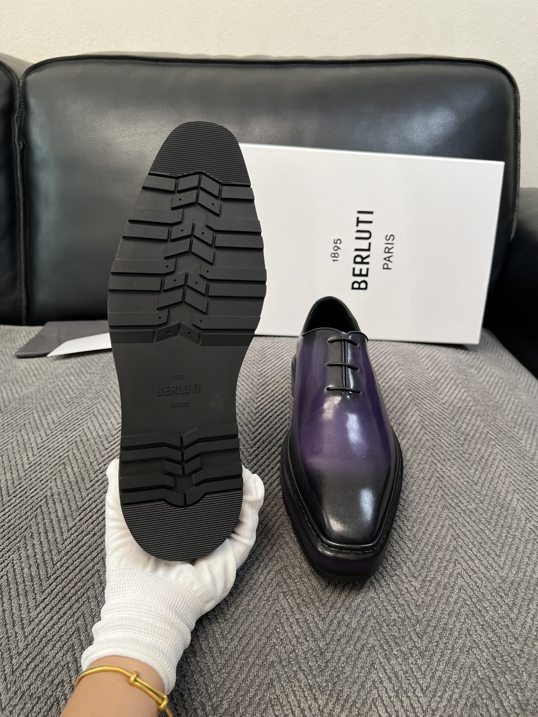 Berluti  高品质  顶级工艺品  布鲁提 专柜同步发售原厂配置，意大利进口牛皮面料，全进口水染牛皮里垫，鞋底：原