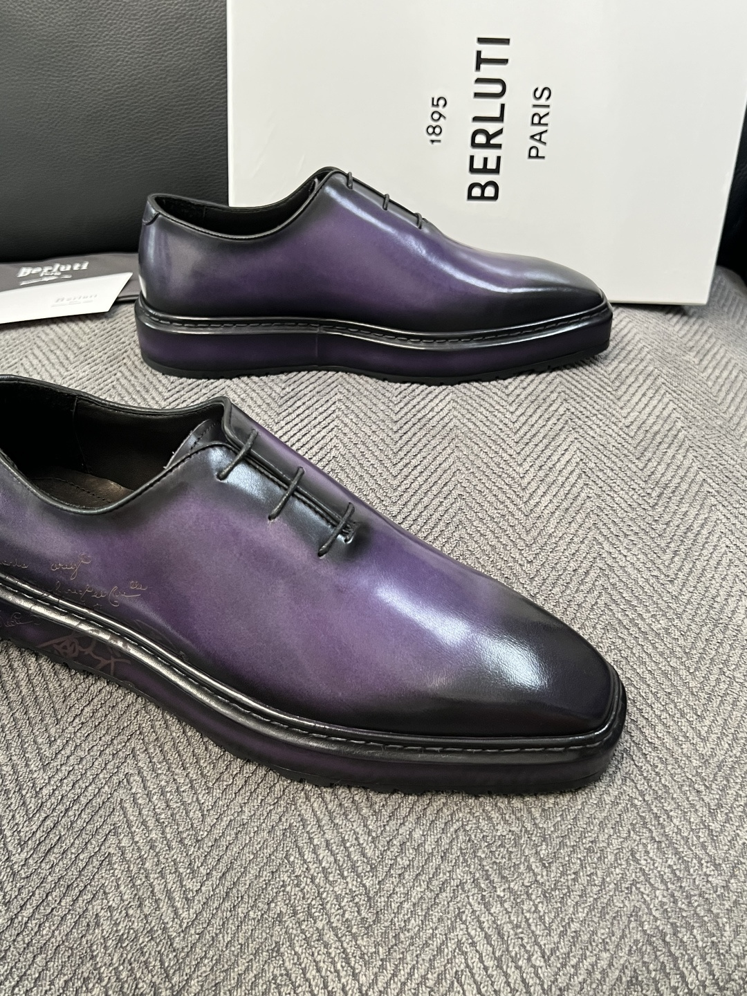Berluti  高品质  顶级工艺品  布鲁提 专柜同步发售原厂配置，意大利进口牛皮面料，全进口水染牛皮里垫，鞋底：原