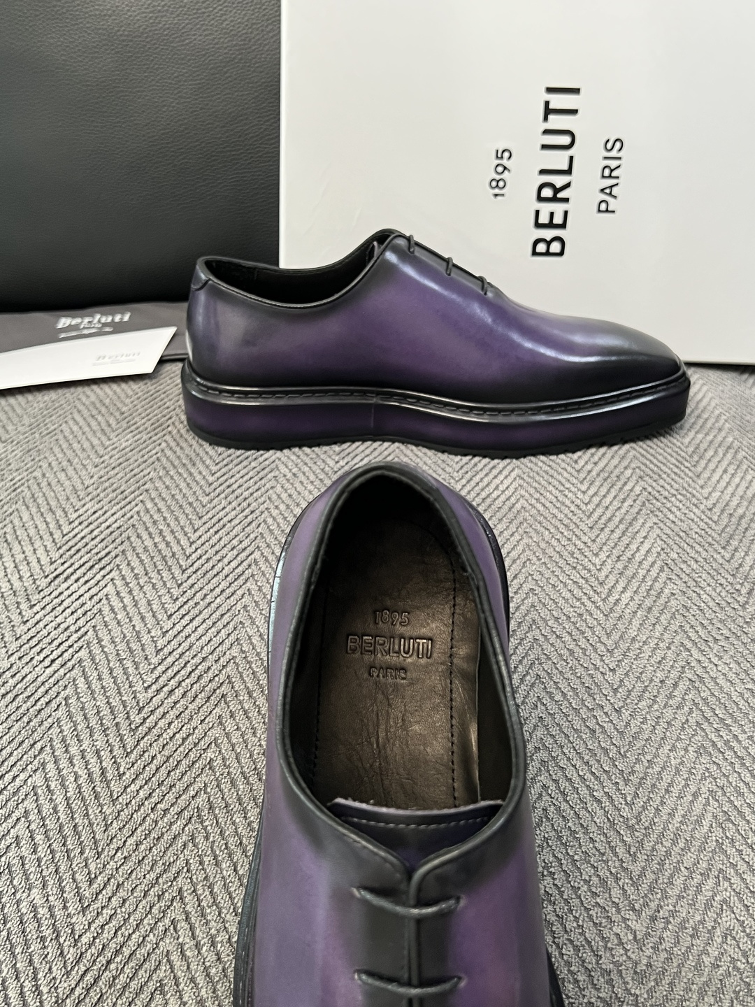Berluti  高品质  顶级工艺品  布鲁提 专柜同步发售原厂配置，意大利进口牛皮面料，全进口水染牛皮里垫，鞋底：原