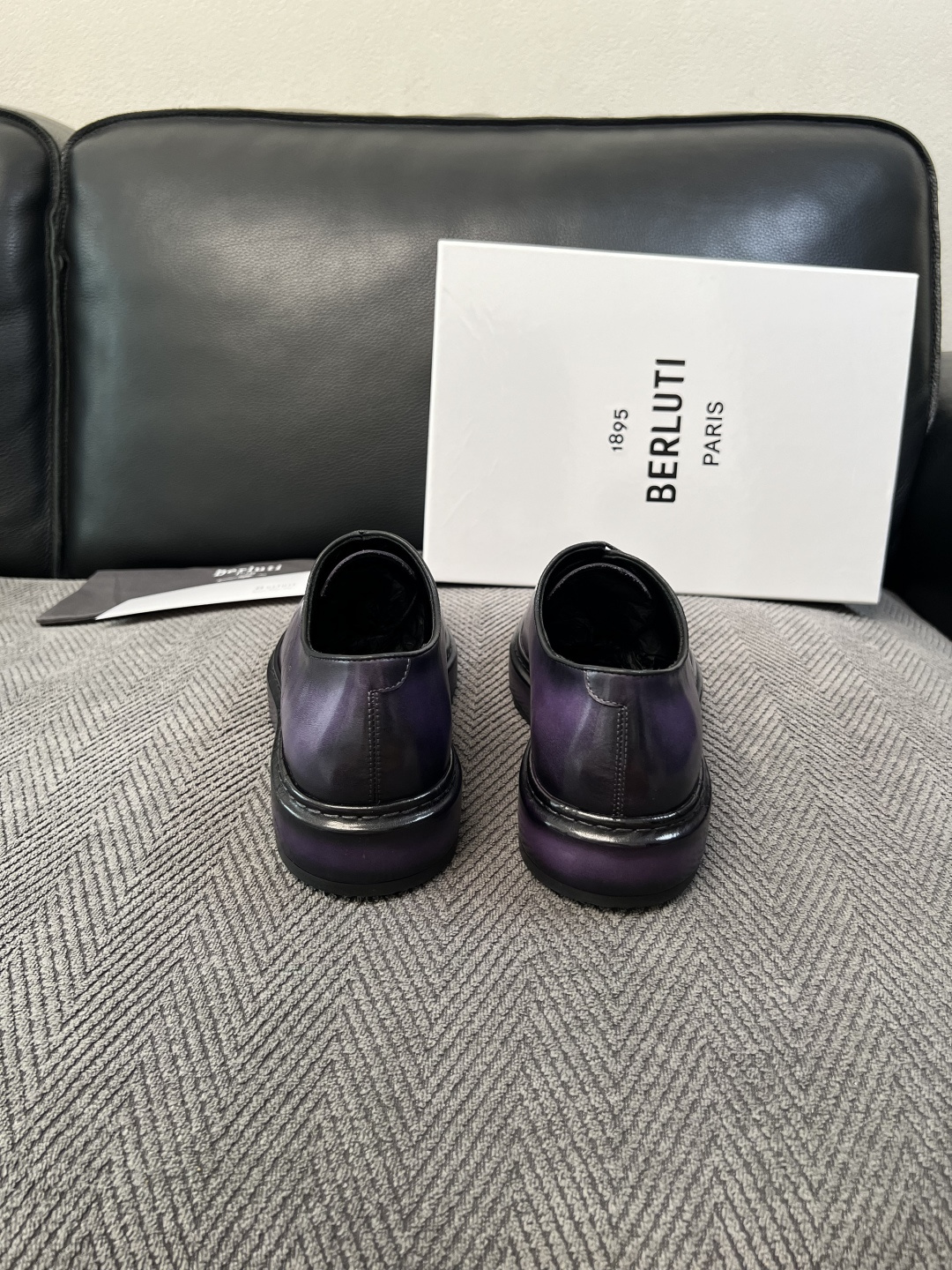 Berluti  高品质  顶级工艺品  布鲁提 专柜同步发售原厂配置，意大利进口牛皮面料，全进口水染牛皮里垫，鞋底：原