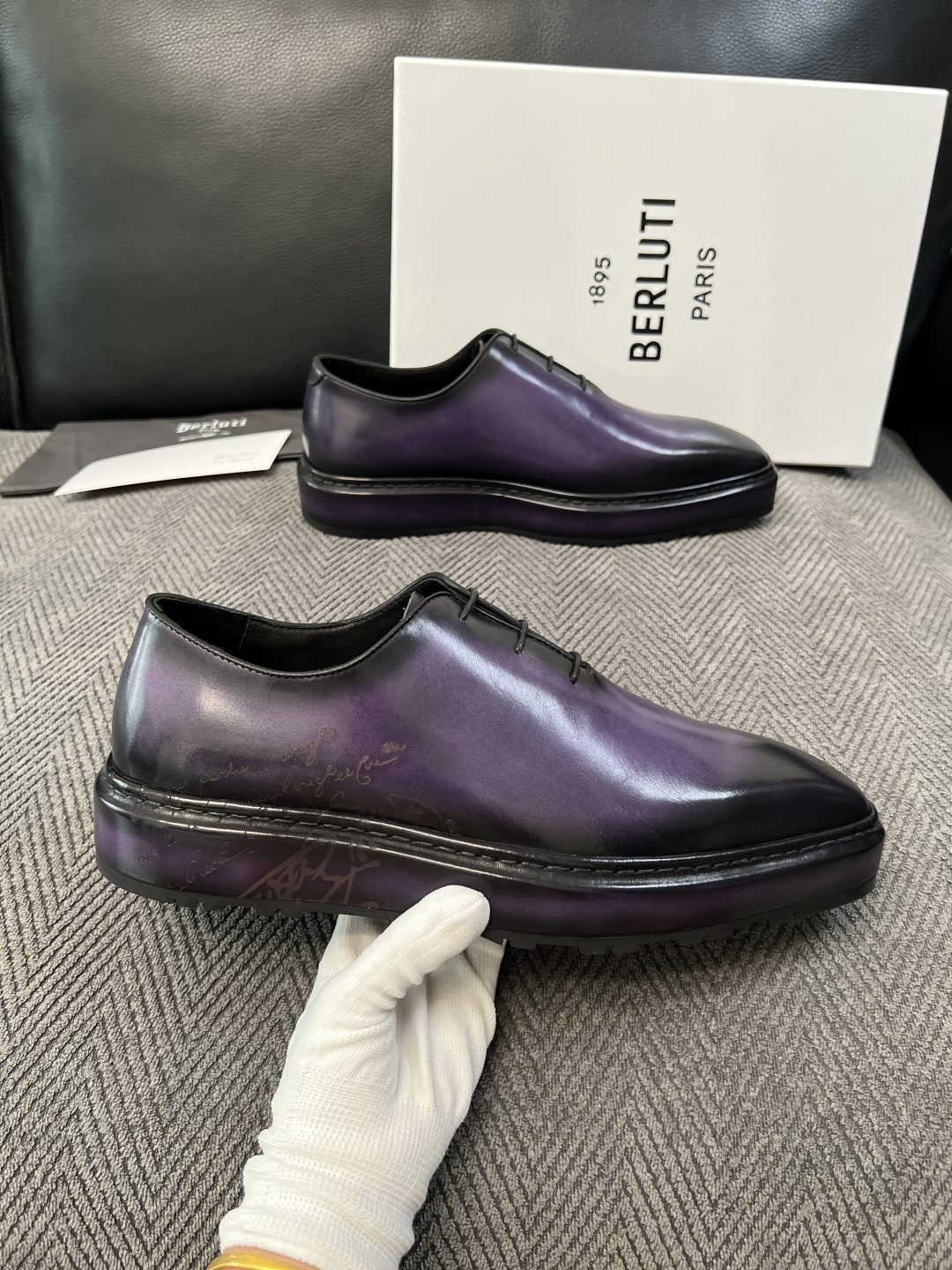 Berluti  高品质  顶级工艺品  布鲁提 专柜同步发售原厂配置，意大利进口牛皮面料，全进口水染牛皮里垫，鞋底：原