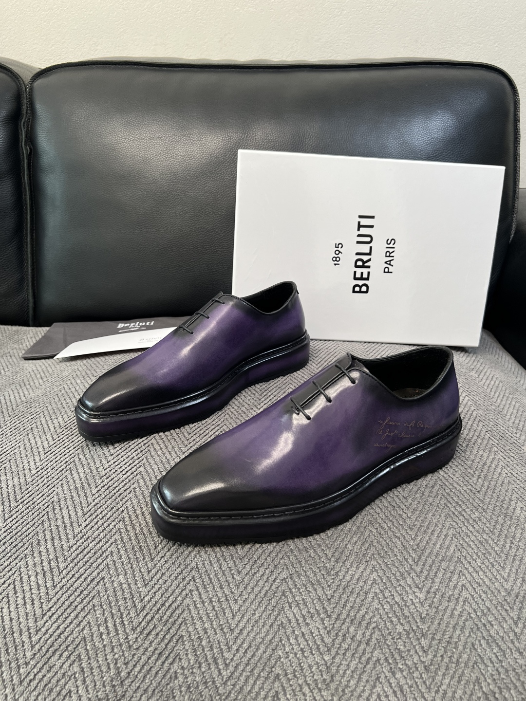 Berluti  高品质  顶级工艺品  布鲁提 专柜同步发售原厂配置，意大利进口牛皮面料，全进口水染牛皮里垫，鞋底：原