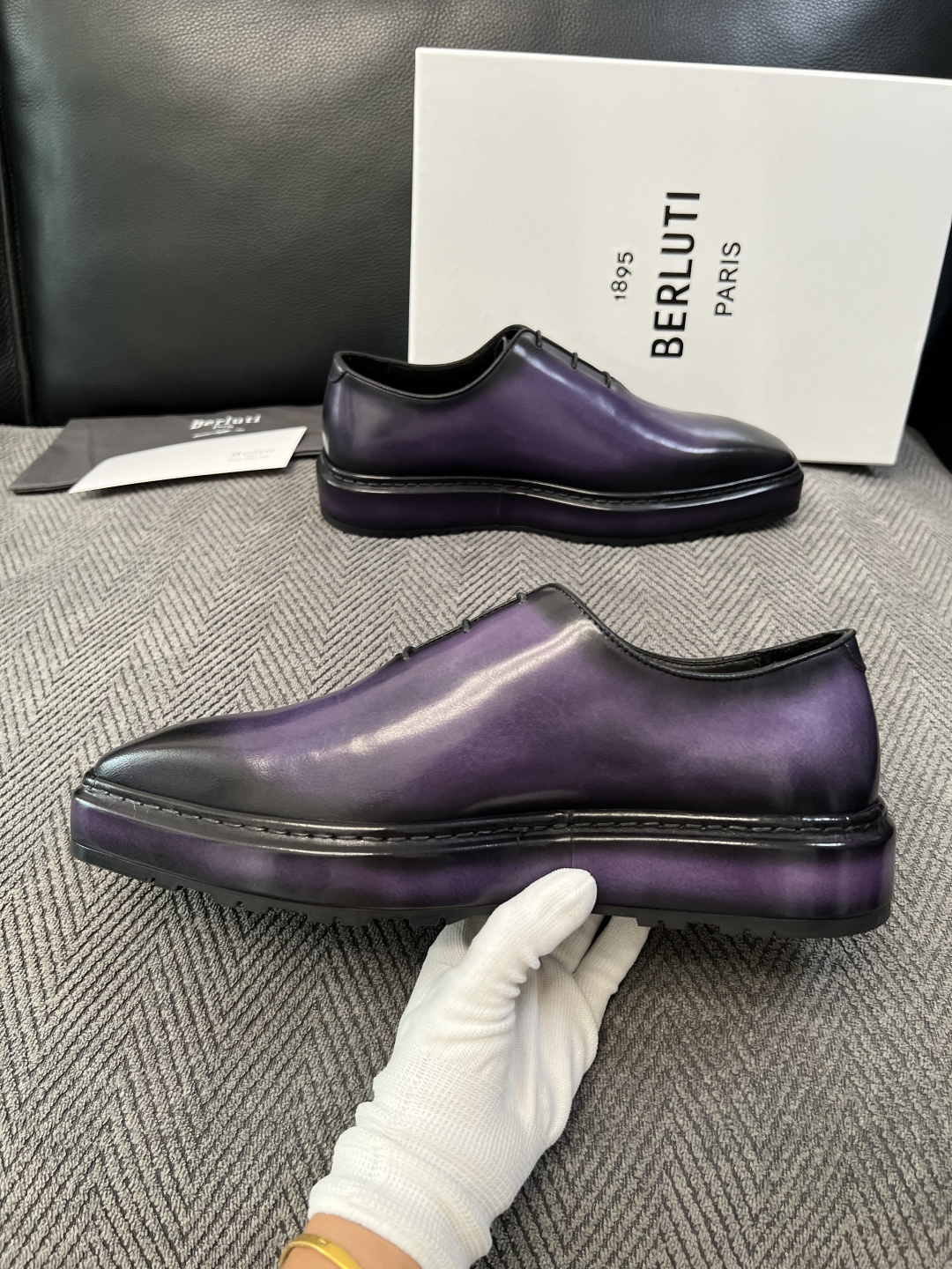 Berluti  高品质  顶级工艺品  布鲁提 专柜同步发售原厂配置，意大利进口牛皮面料，全进口水染牛皮里垫，鞋底：原