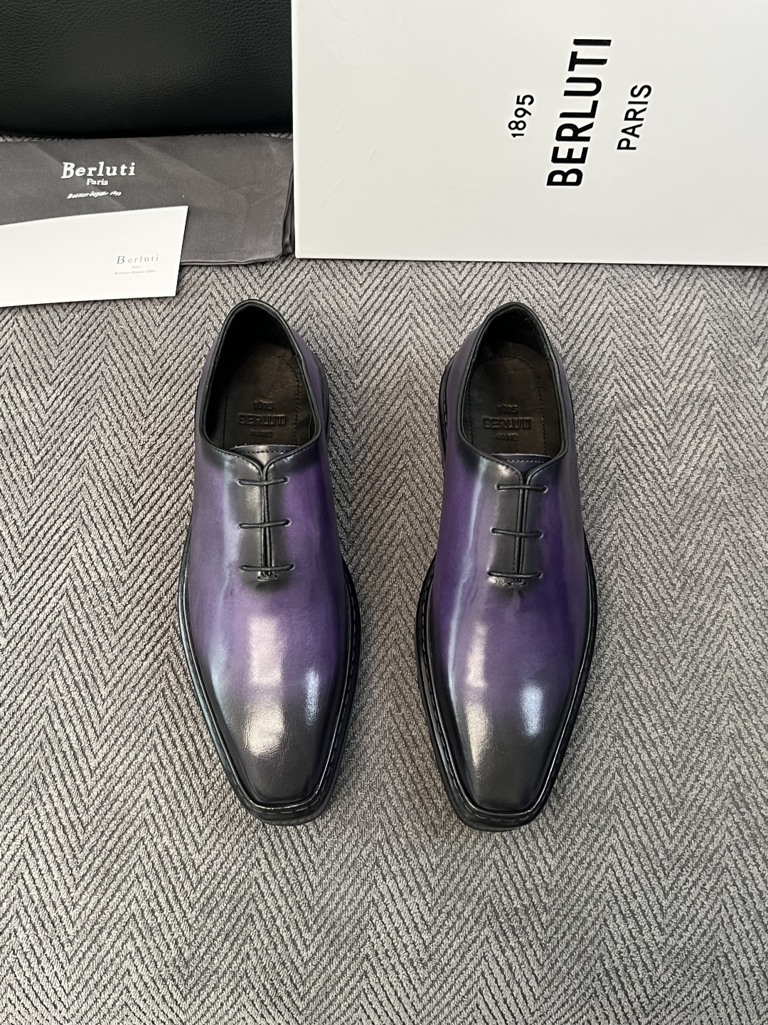 Berluti  高品质  顶级工艺品  布鲁提 专柜同步发售原厂配置，意大利进口牛皮面料，全进口水染牛皮里垫，鞋底：原