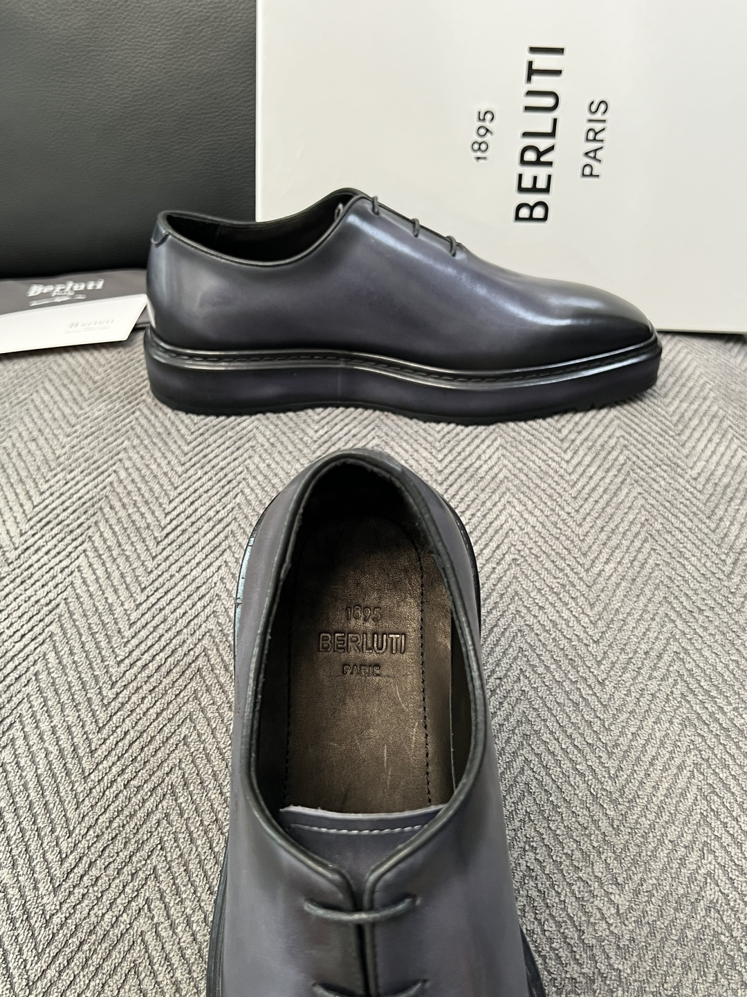 Berluti  高品质  顶级工艺品  布鲁提 专柜同步发售原厂配置，意大利进口牛皮面料，全进口水染牛皮里垫，鞋底：原