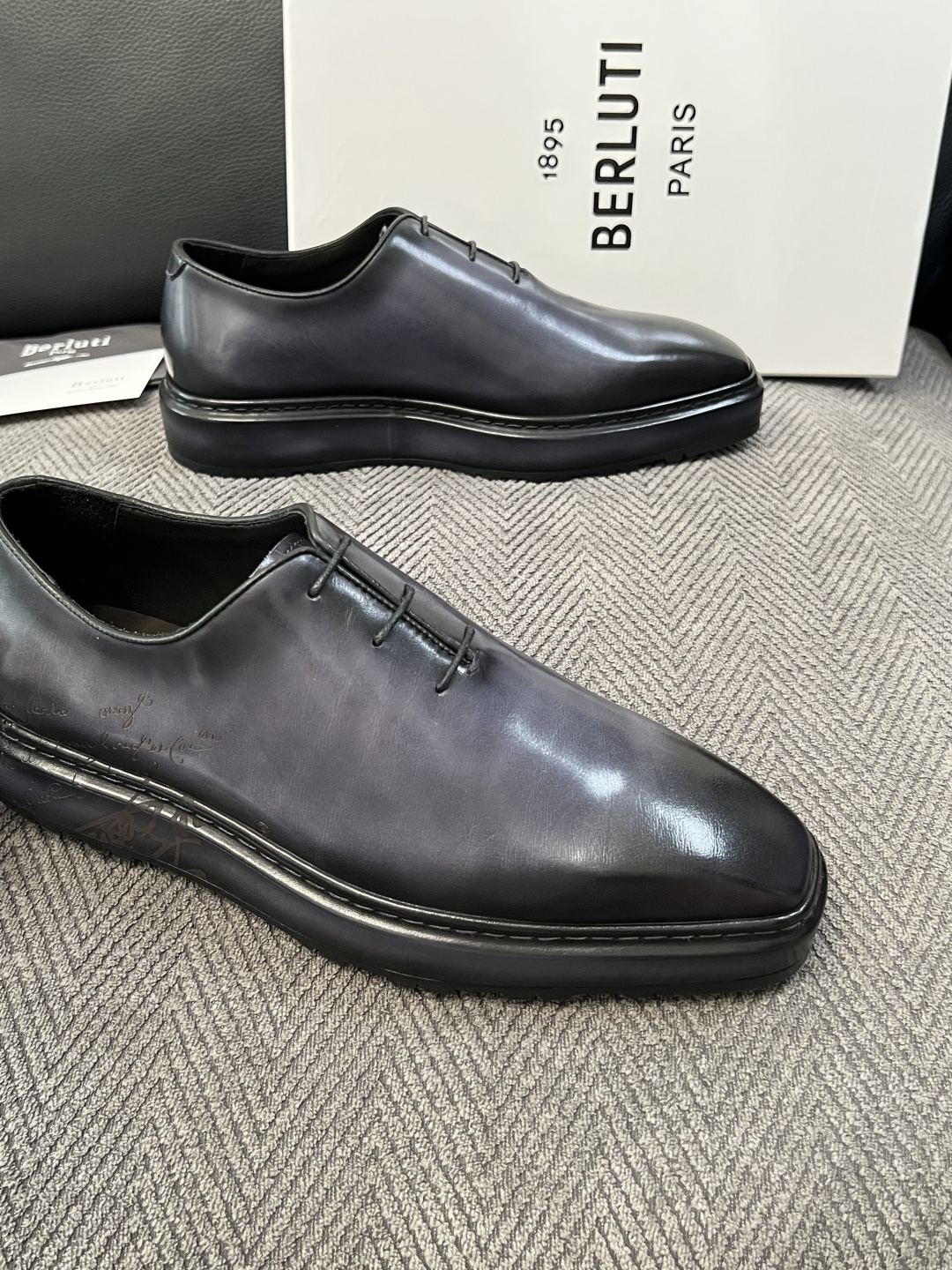 Berluti  高品质  顶级工艺品  布鲁提 专柜同步发售原厂配置，意大利进口牛皮面料，全进口水染牛皮里垫，鞋底：原