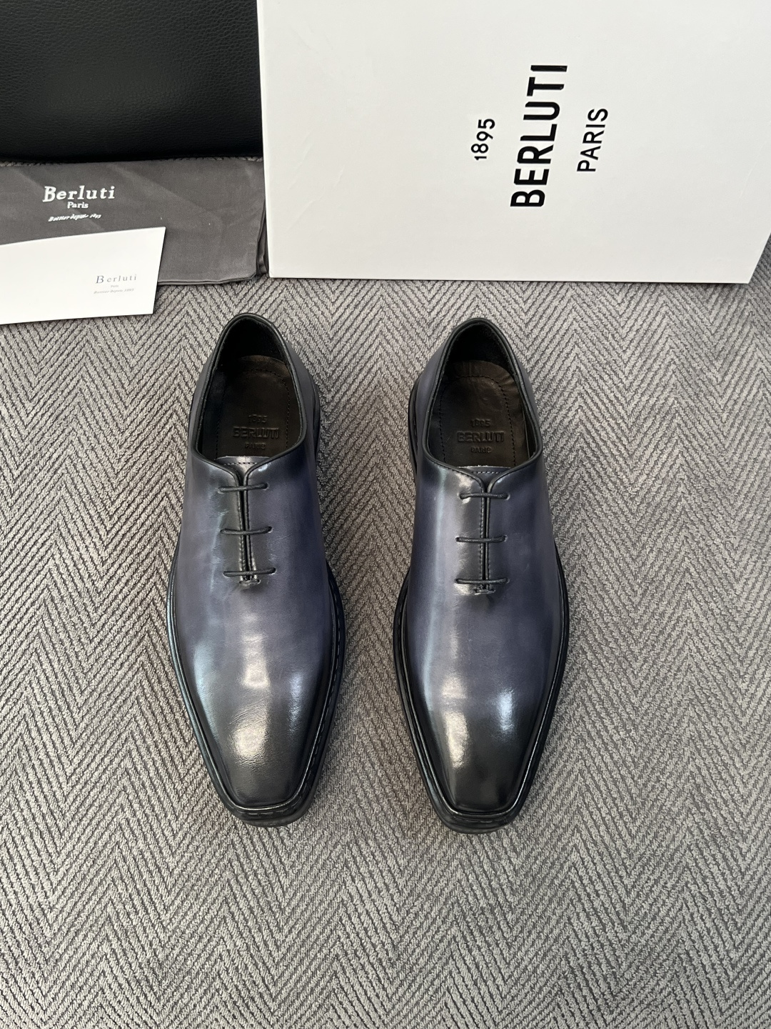 Berluti  高品质  顶级工艺品  布鲁提 专柜同步发售原厂配置，意大利进口牛皮面料，全进口水染牛皮里垫，鞋底：原