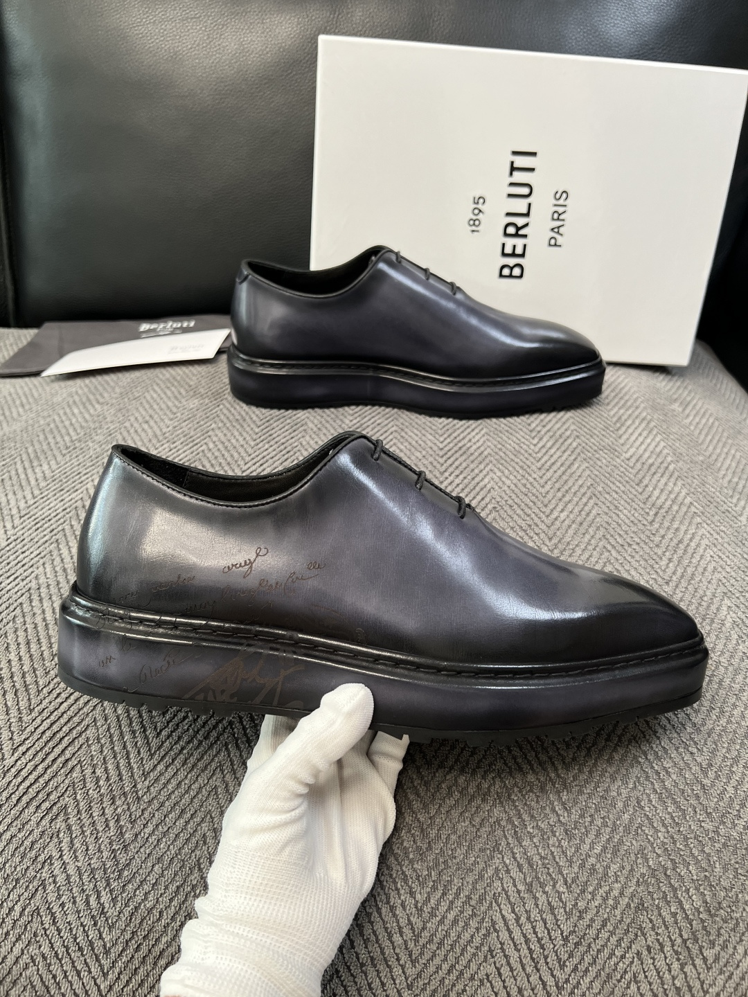 Berluti  高品质  顶级工艺品  布鲁提 专柜同步发售原厂配置，意大利进口牛皮面料，全进口水染牛皮里垫，鞋底：原