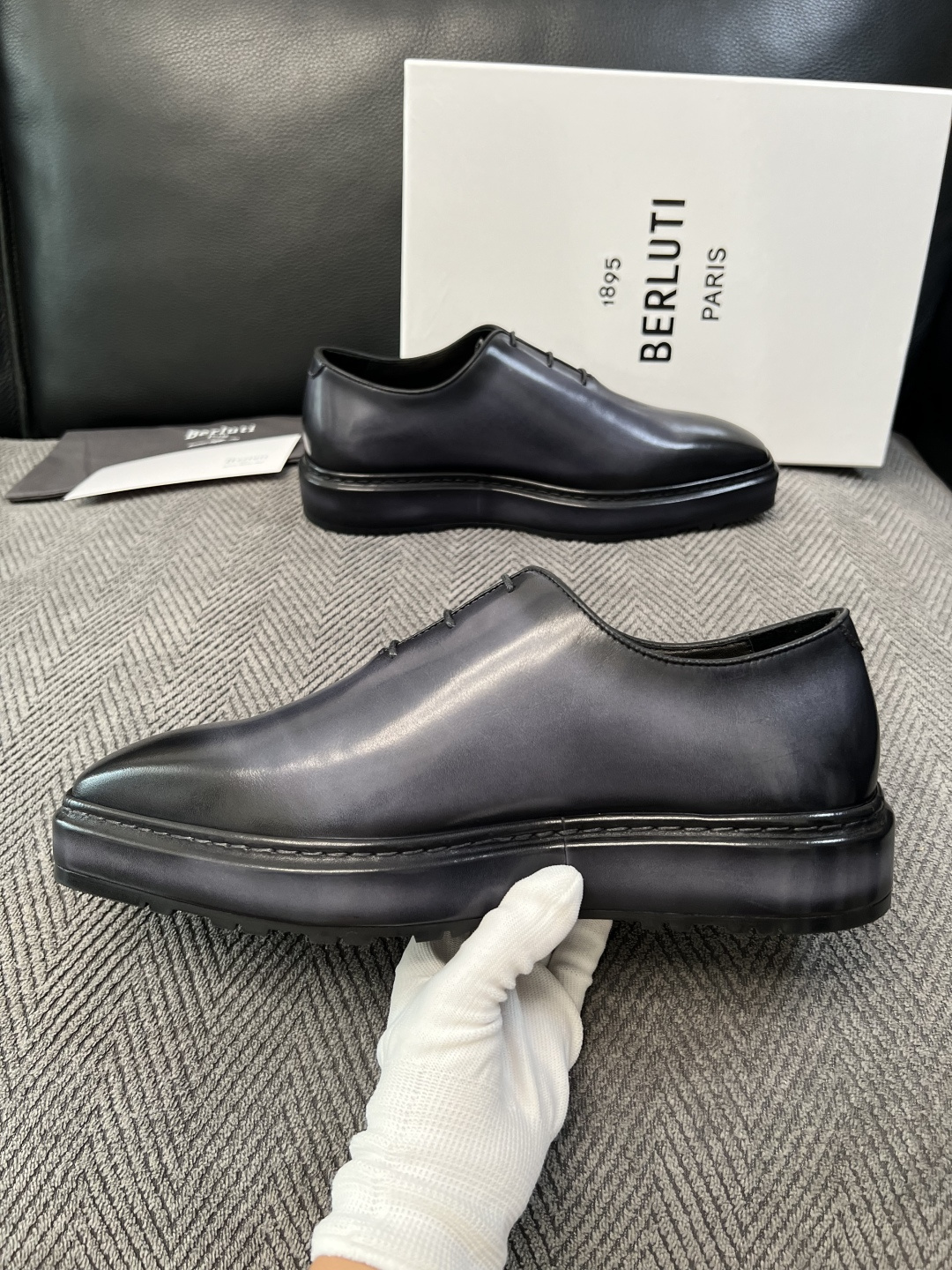 Berluti  高品质  顶级工艺品  布鲁提 专柜同步发售原厂配置，意大利进口牛皮面料，全进口水染牛皮里垫，鞋底：原