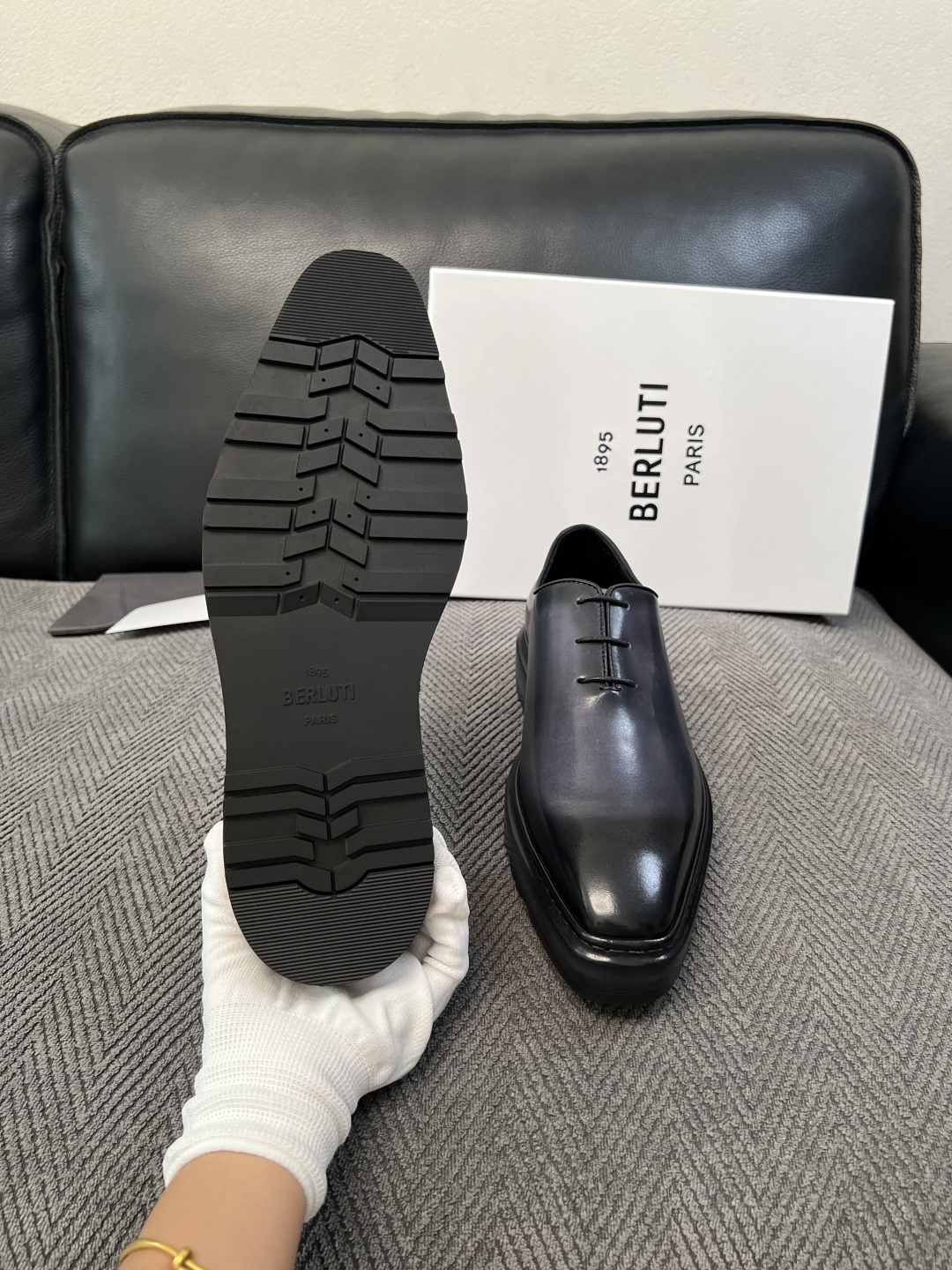 Berluti  高品质  顶级工艺品  布鲁提 专柜同步发售原厂配置，意大利进口牛皮面料，全进口水染牛皮里垫，鞋底：原