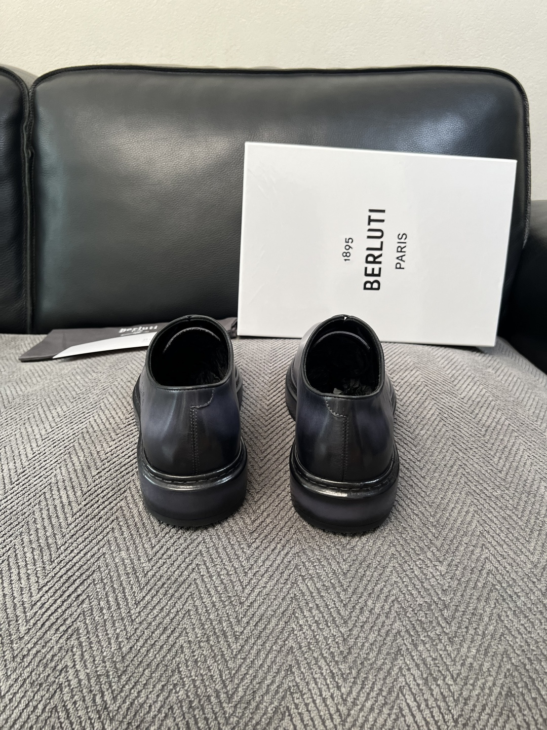 Berluti  高品质  顶级工艺品  布鲁提 专柜同步发售原厂配置，意大利进口牛皮面料，全进口水染牛皮里垫，鞋底：原