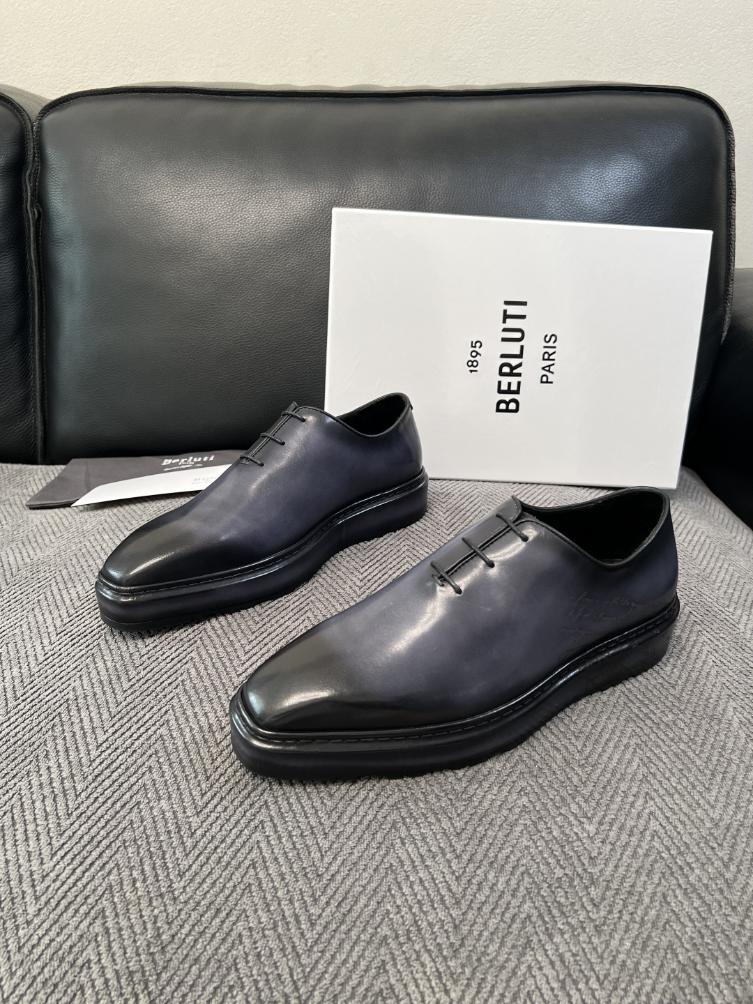 Berluti  高品质  顶级工艺品  布鲁提 专柜同步发售原厂配置，意大利进口牛皮面料，全进口水染牛皮里垫，鞋底：原