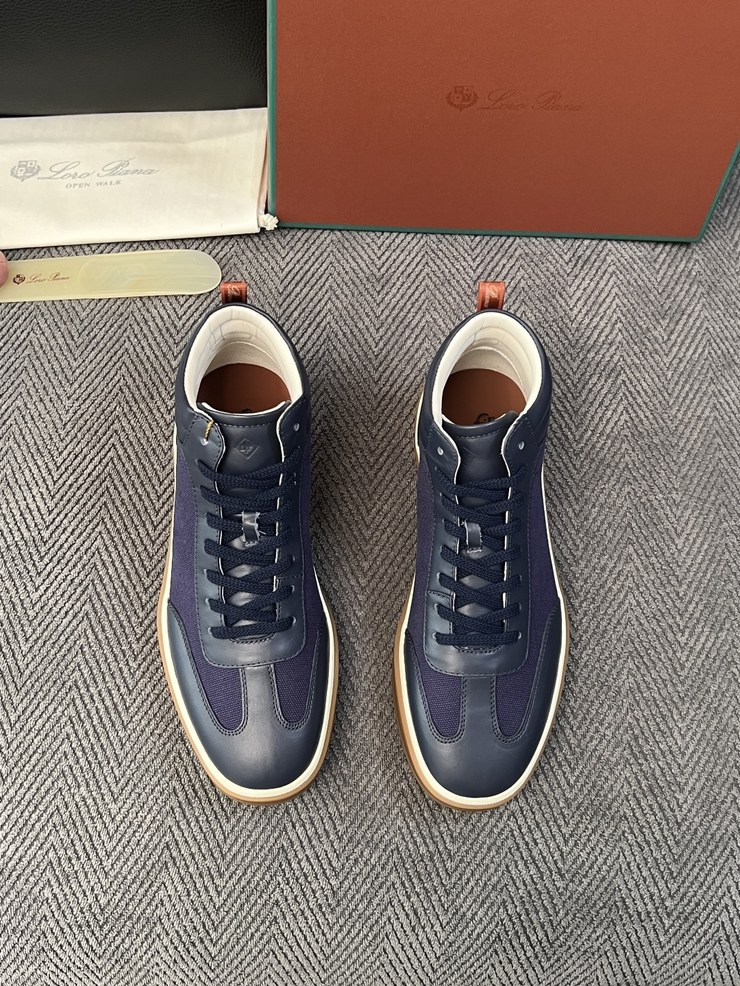 Loro Piana  高品质  顶级工艺品  诺悠翩雅  靴子新品专柜同步原厂配置，鞋面意大利进口牛皮面料，高品质拼接