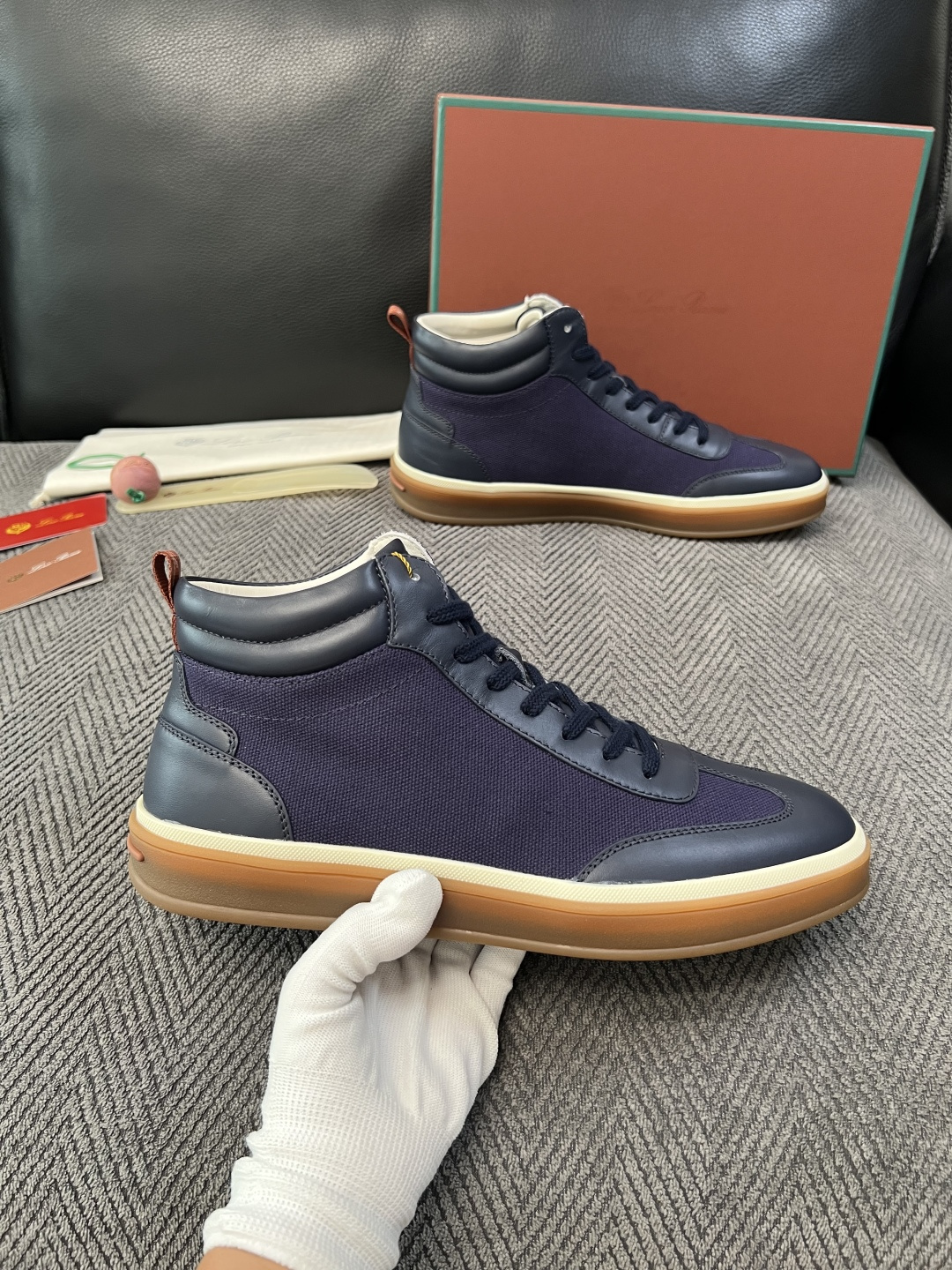 Loro Piana  高品质  顶级工艺品  诺悠翩雅  靴子新品专柜同步原厂配置，鞋面意大利进口牛皮面料，高品质拼接