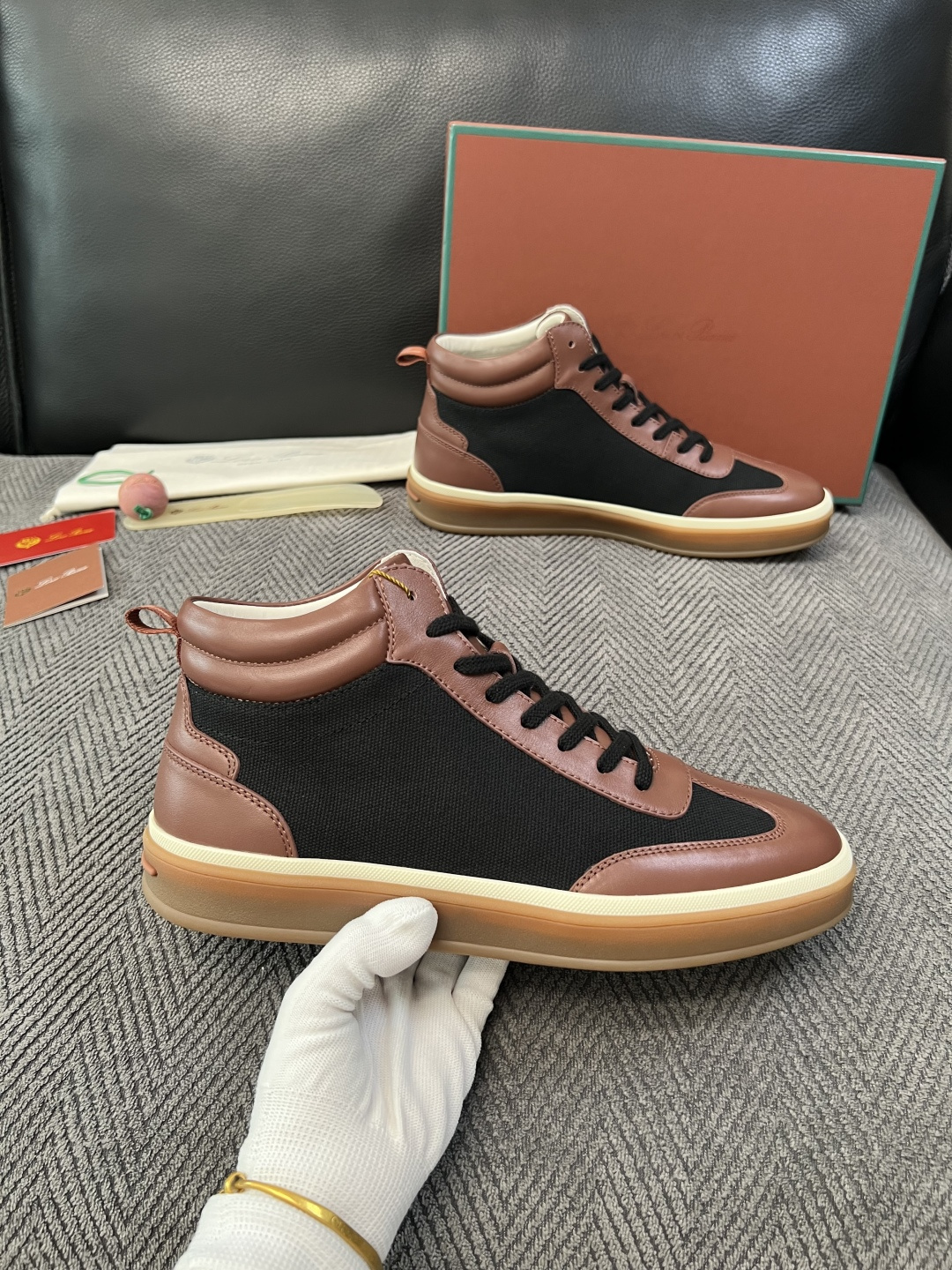 Loro Piana  高品质  顶级工艺品  诺悠翩雅  靴子新品专柜同步原厂配置，鞋面意大利进口牛皮面料，高品质拼接