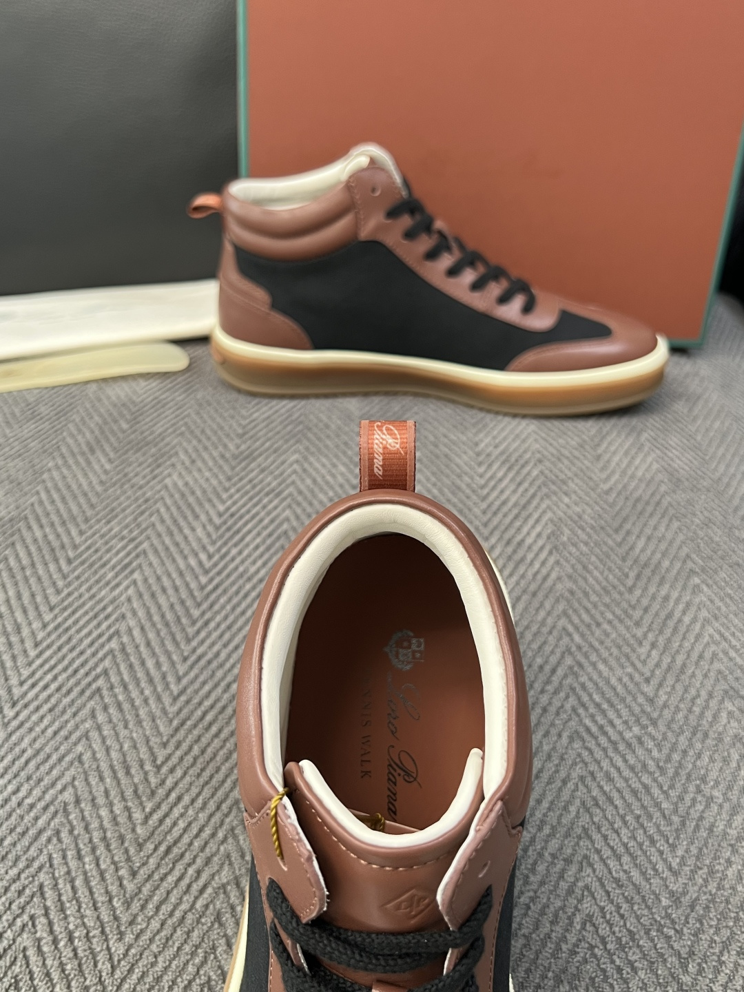 Loro Piana  高品质  顶级工艺品  诺悠翩雅  靴子新品专柜同步原厂配置，鞋面意大利进口牛皮面料，高品质拼接