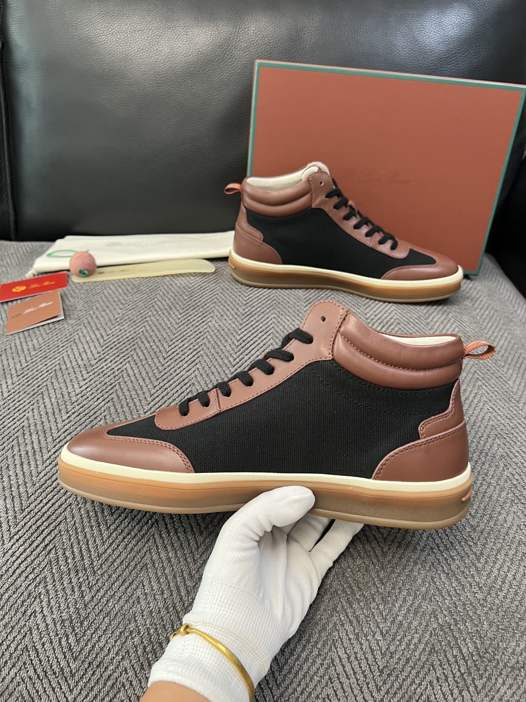 Loro Piana  高品质  顶级工艺品  诺悠翩雅  靴子新品专柜同步原厂配置，鞋面意大利进口牛皮面料，高品质拼接