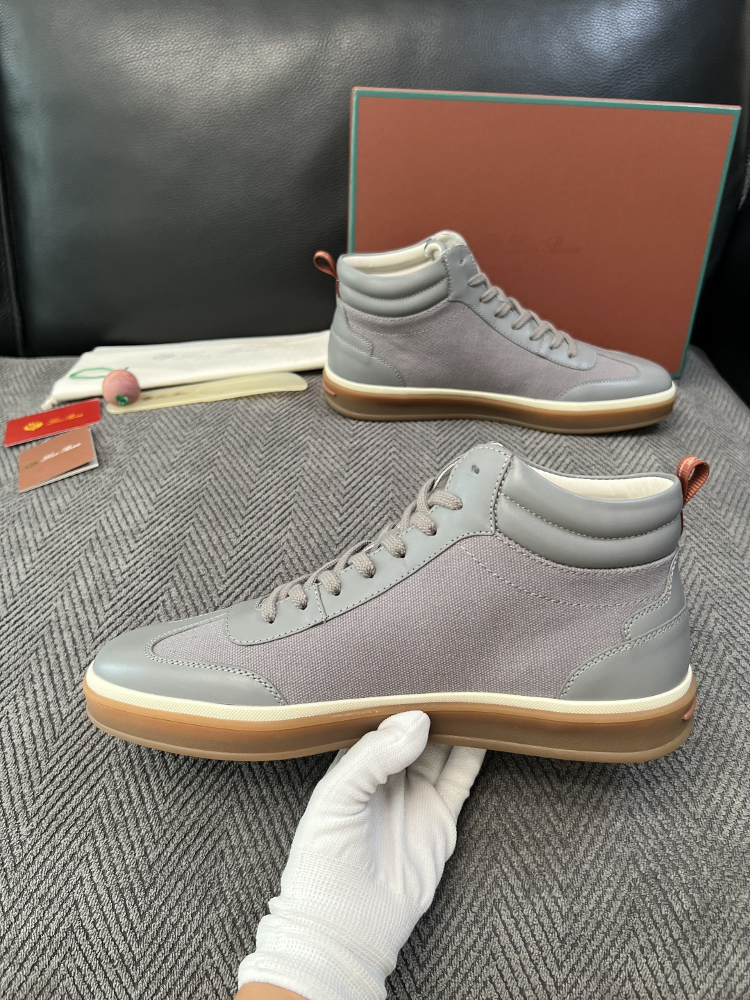 Loro Piana  高品质  顶级工艺品  诺悠翩雅  靴子新品专柜同步原厂配置，鞋面意大利进口牛皮面料，高品质拼接