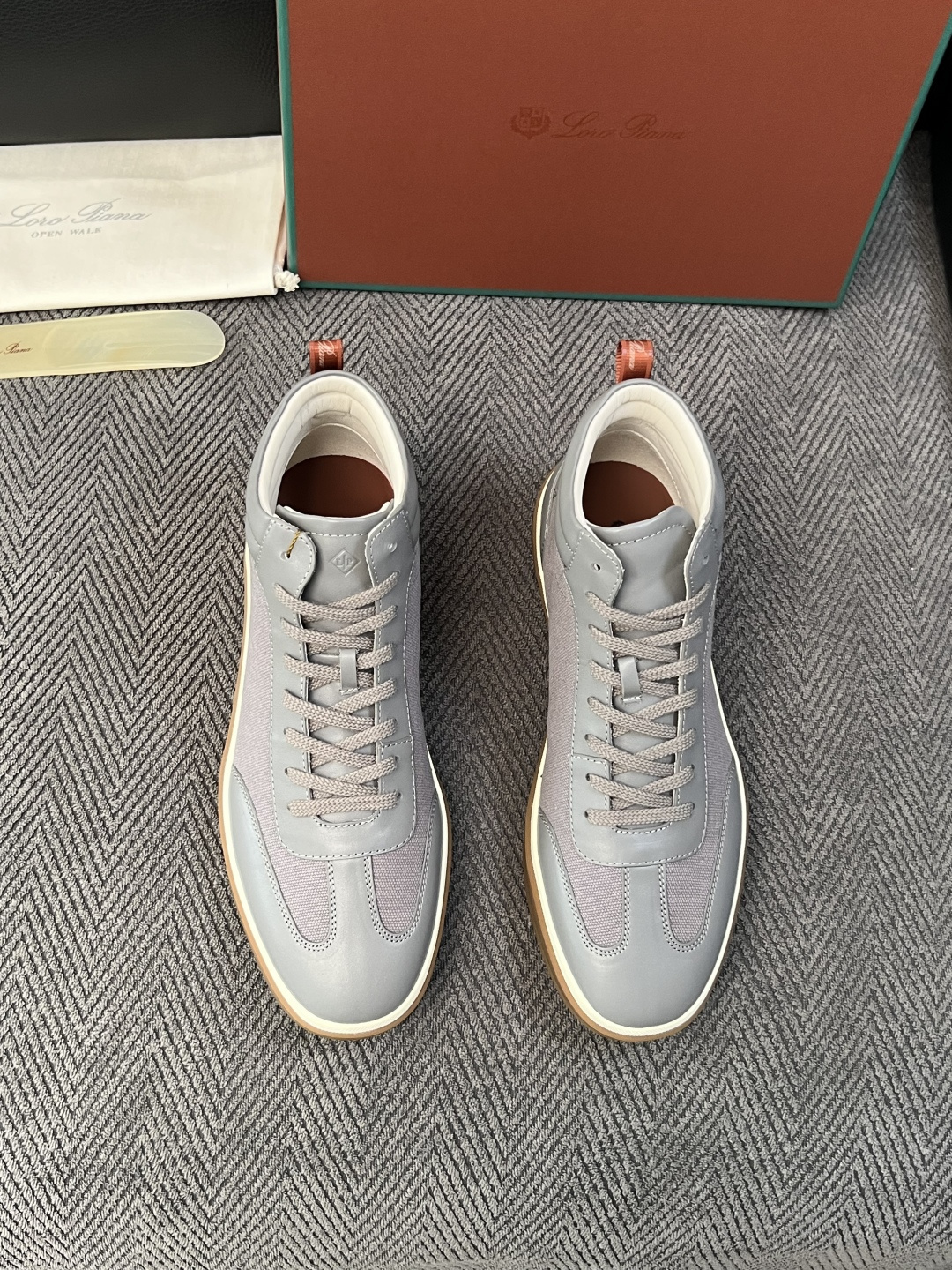 Loro Piana  高品质  顶级工艺品  诺悠翩雅  靴子新品专柜同步原厂配置，鞋面意大利进口牛皮面料，高品质拼接