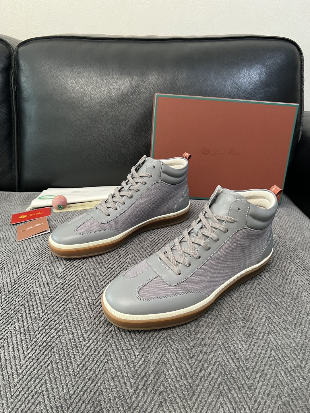 Loro Piana  高品质  顶级工艺品  诺悠翩雅  靴子新品专柜同步原厂配置，鞋面意大利进口牛皮面料，高品质拼接