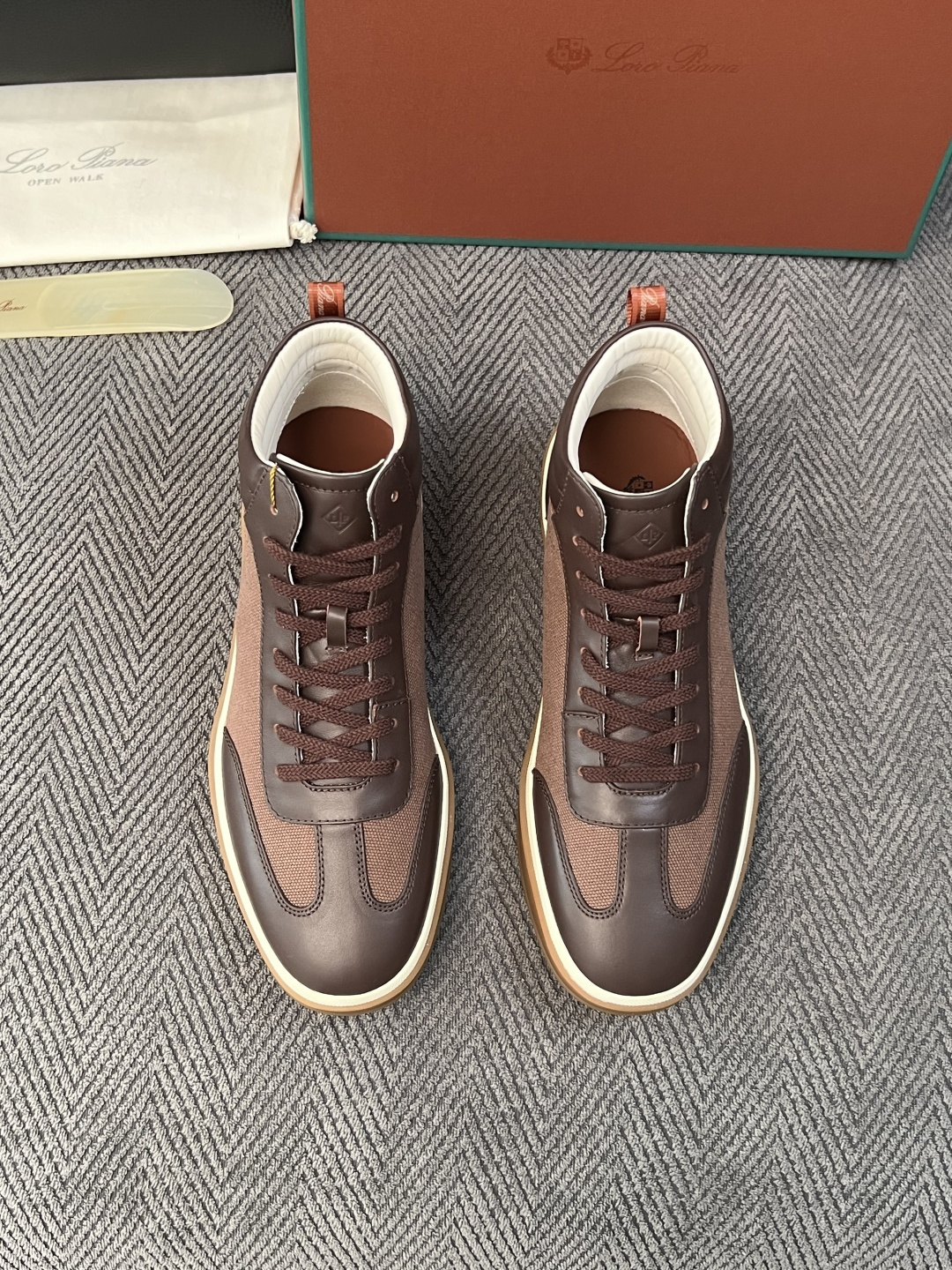 Loro Piana  高品质  顶级工艺品  诺悠翩雅  靴子新品专柜同步原厂配置，鞋面意大利进口牛皮面料，高品质拼接