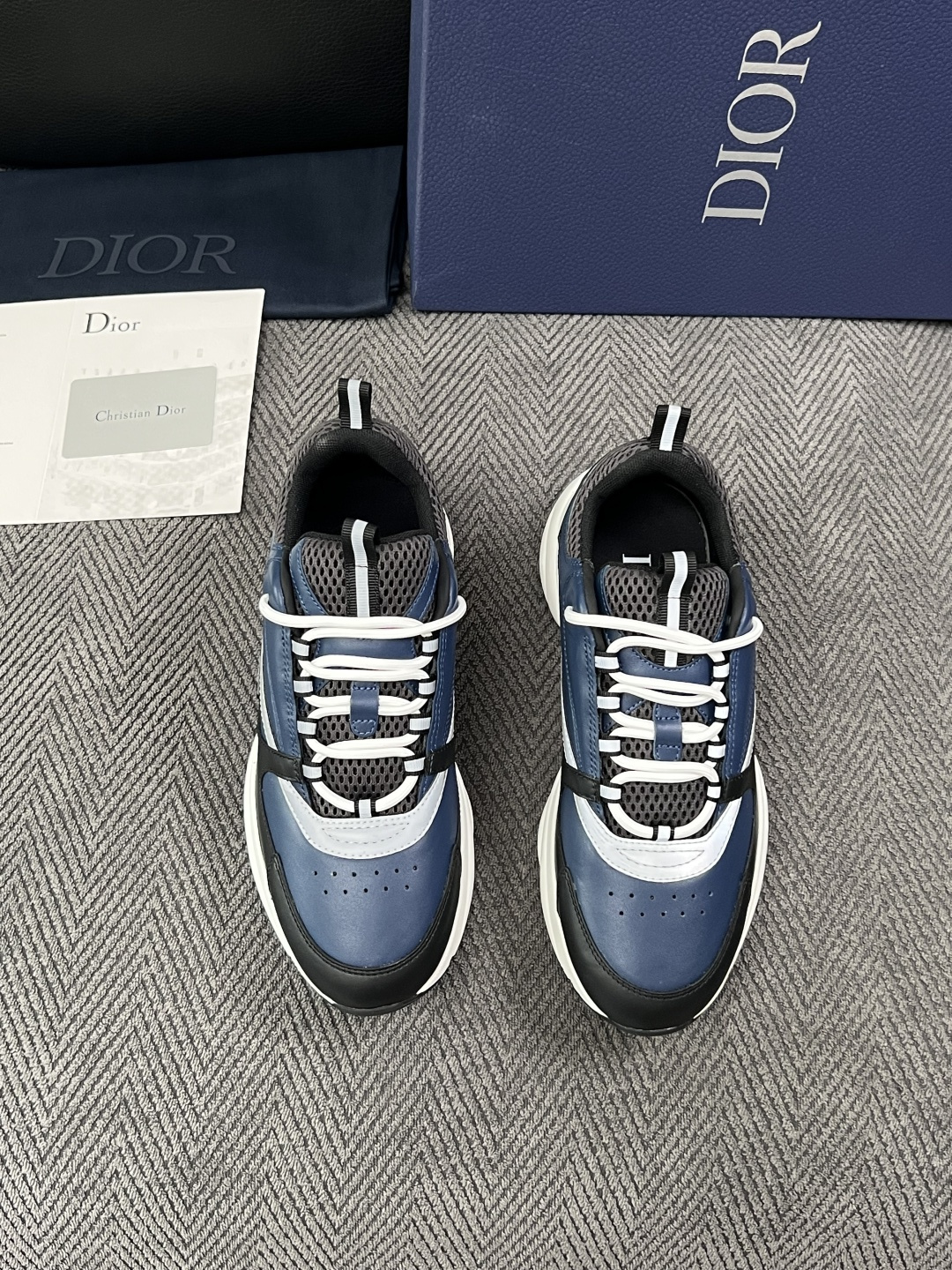 Dior 顶级工艺品 迪奥  专柜同步 原厂配置，意大利进口原版牛皮面料，透气舒适进口水染牛里垫，鞋底：原厂特供原版底超