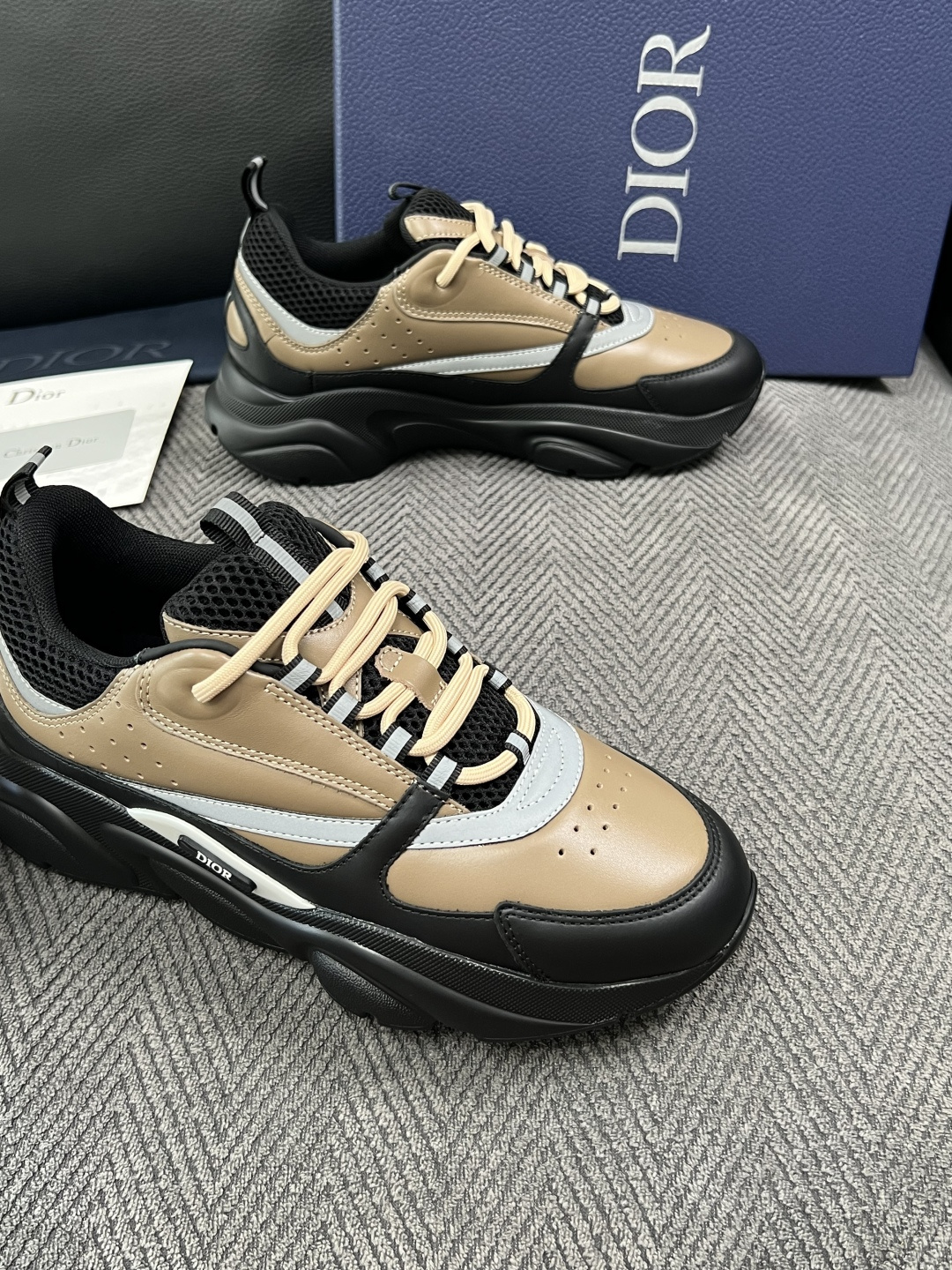 Dior 顶级工艺品 迪奥  专柜同步 原厂配置，意大利进口原版牛皮面料，透气舒适进口水染牛里垫，鞋底：原厂特供原版底超