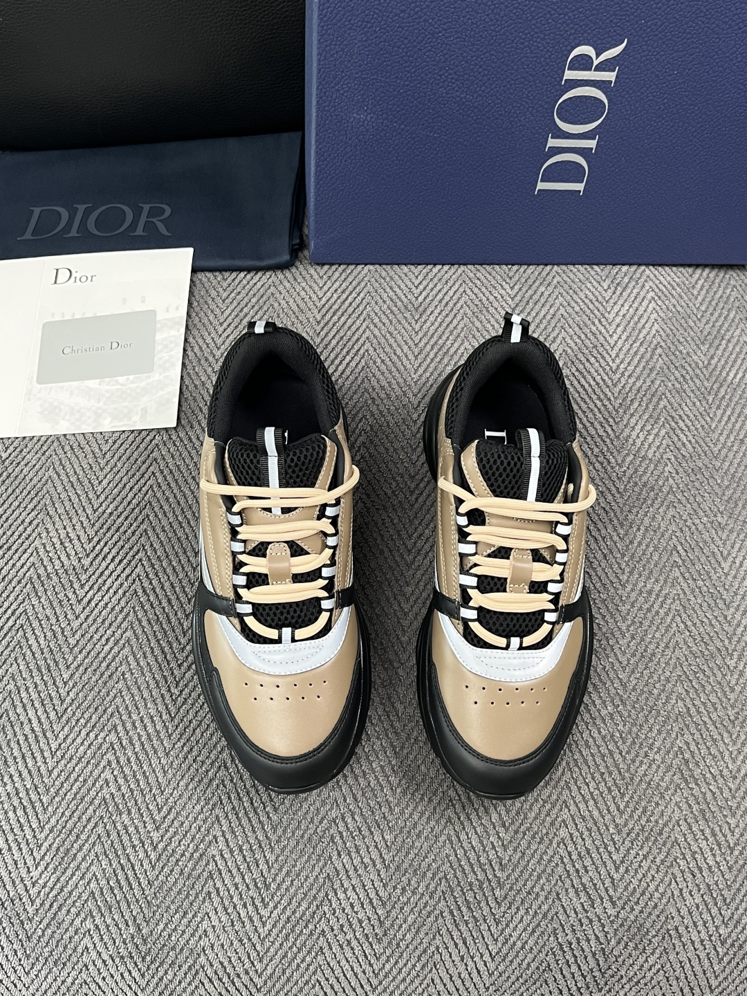 Dior 顶级工艺品 迪奥  专柜同步 原厂配置，意大利进口原版牛皮面料，透气舒适进口水染牛里垫，鞋底：原厂特供原版底超