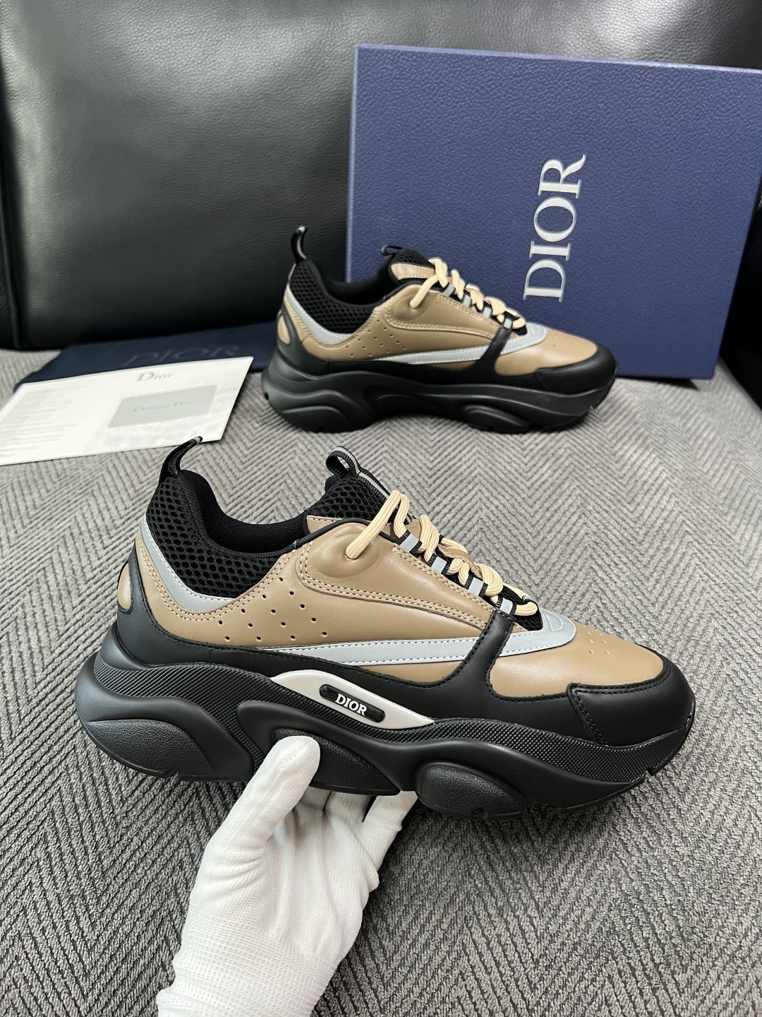 Dior 顶级工艺品 迪奥  专柜同步 原厂配置，意大利进口原版牛皮面料，透气舒适进口水染牛里垫，鞋底：原厂特供原版底超