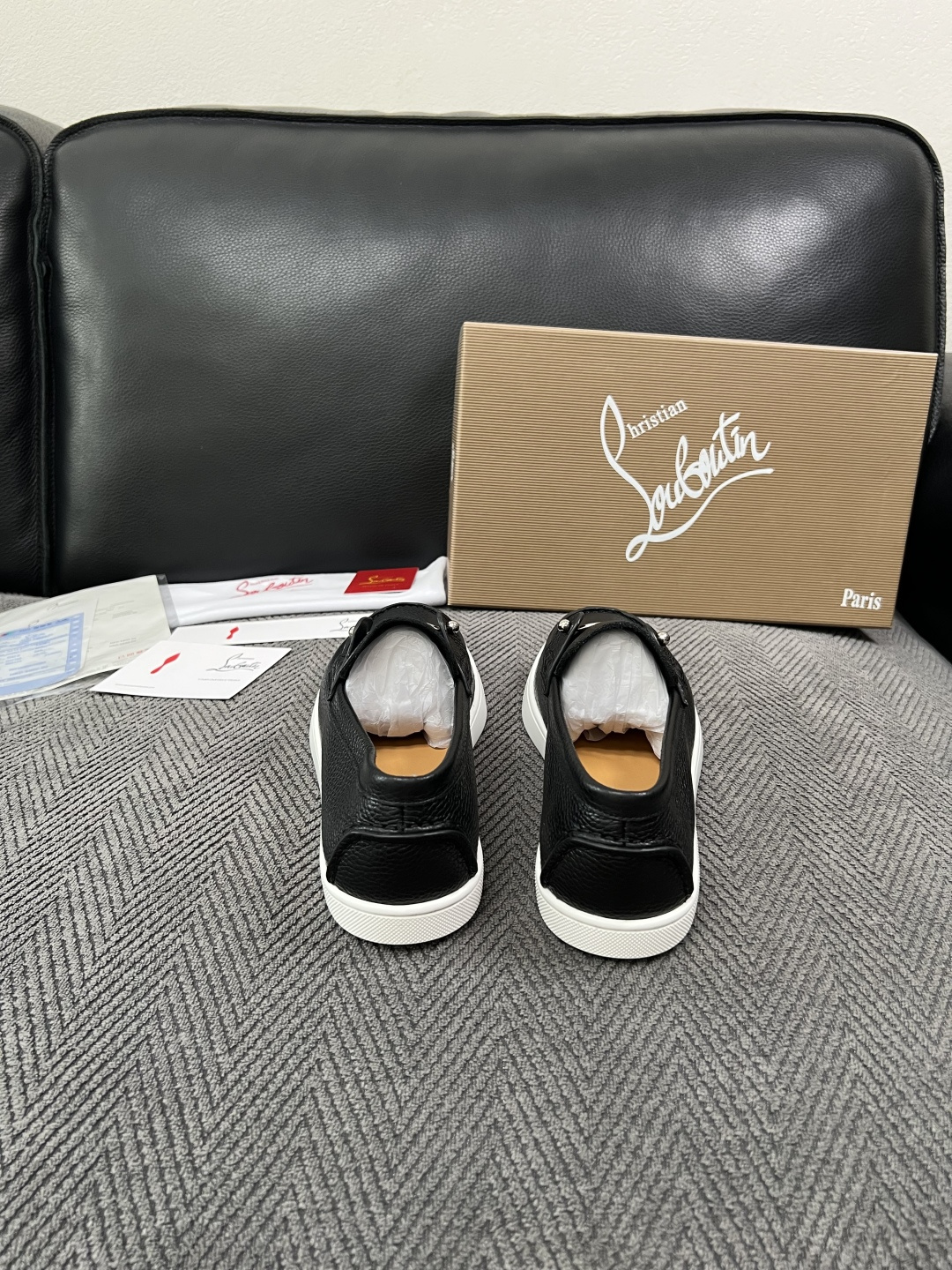 christian louboutin  高品质  顶级工艺品  CL红底  专柜同步原厂配置，意大利进口牛皮面料，进口