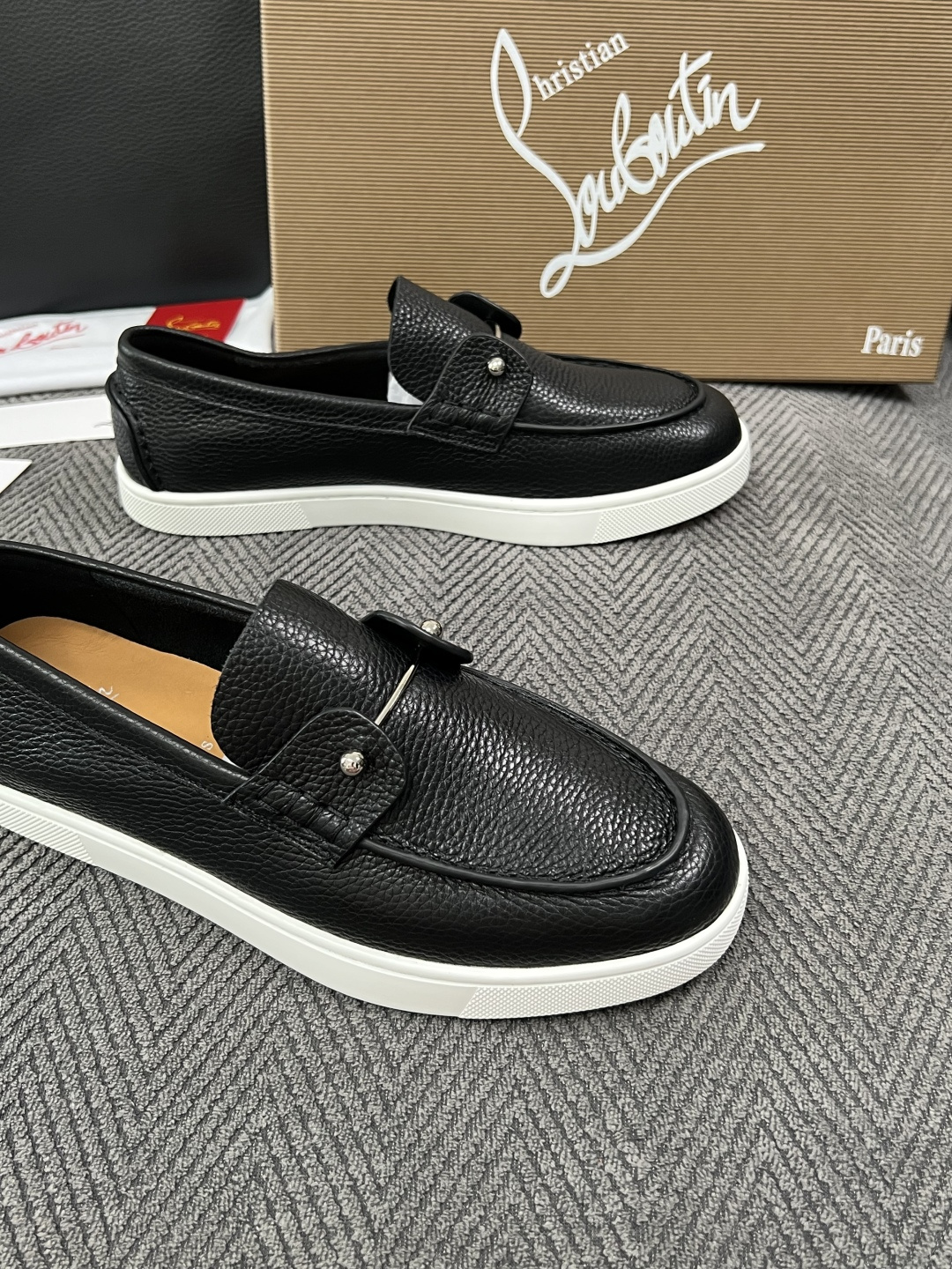 christian louboutin  高品质  顶级工艺品  CL红底  专柜同步原厂配置，意大利进口牛皮面料，进口