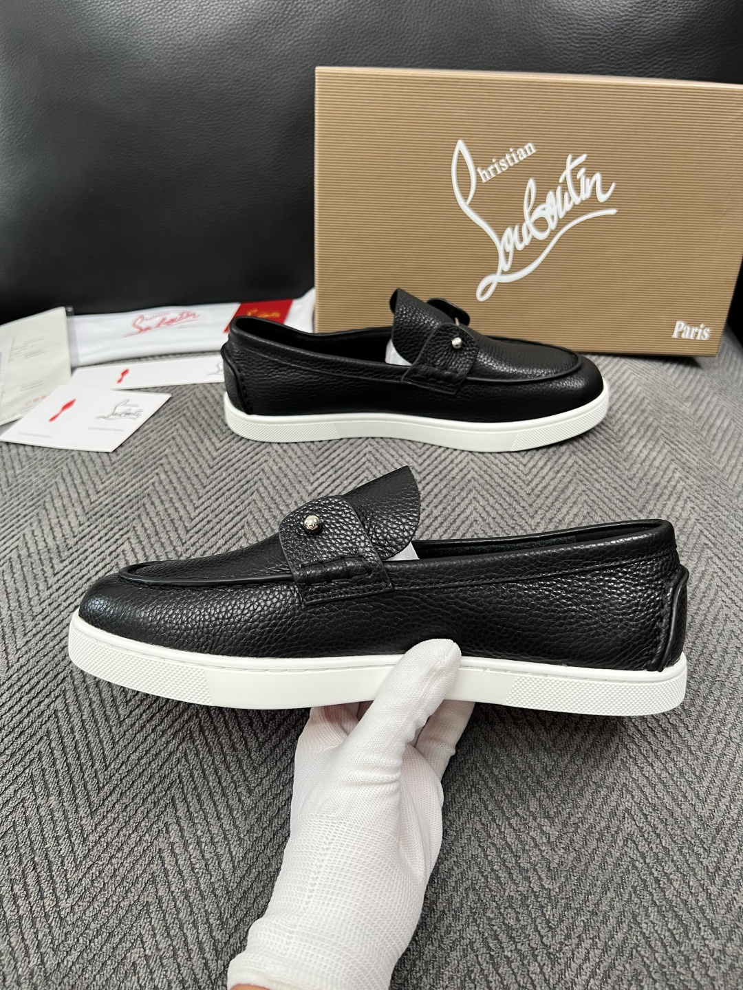 christian louboutin  高品质  顶级工艺品  CL红底  专柜同步原厂配置，意大利进口牛皮面料，进口
