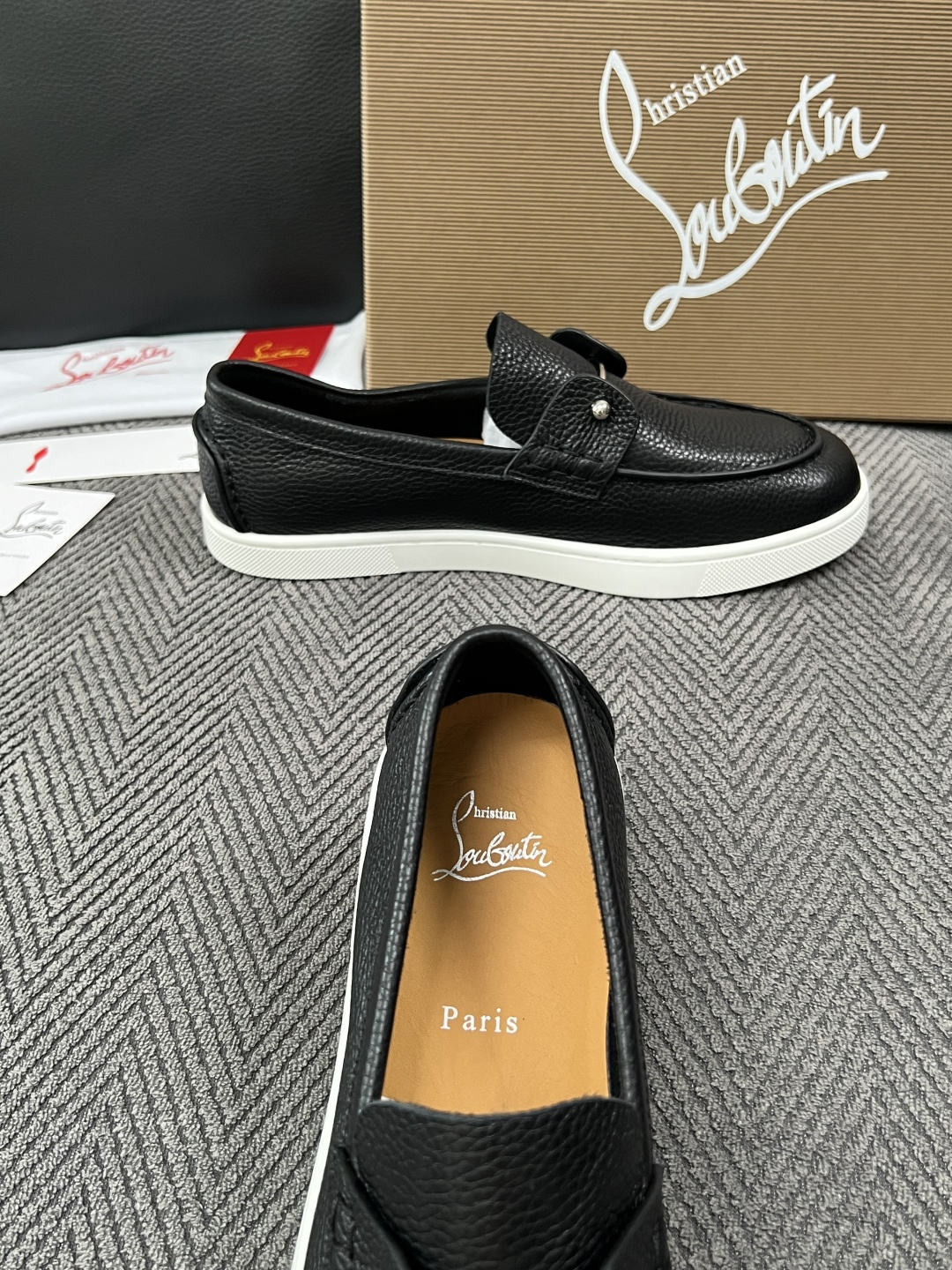 christian louboutin  高品质  顶级工艺品  CL红底  专柜同步原厂配置，意大利进口牛皮面料，进口