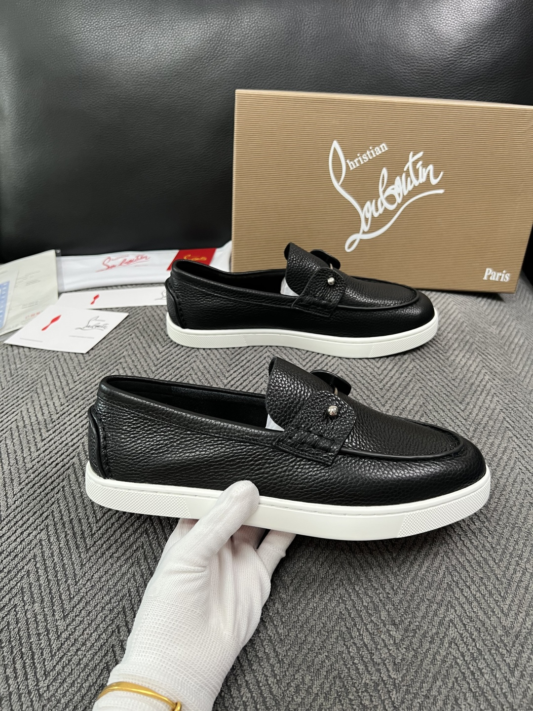 christian louboutin  高品质  顶级工艺品  CL红底  专柜同步原厂配置，意大利进口牛皮面料，进口