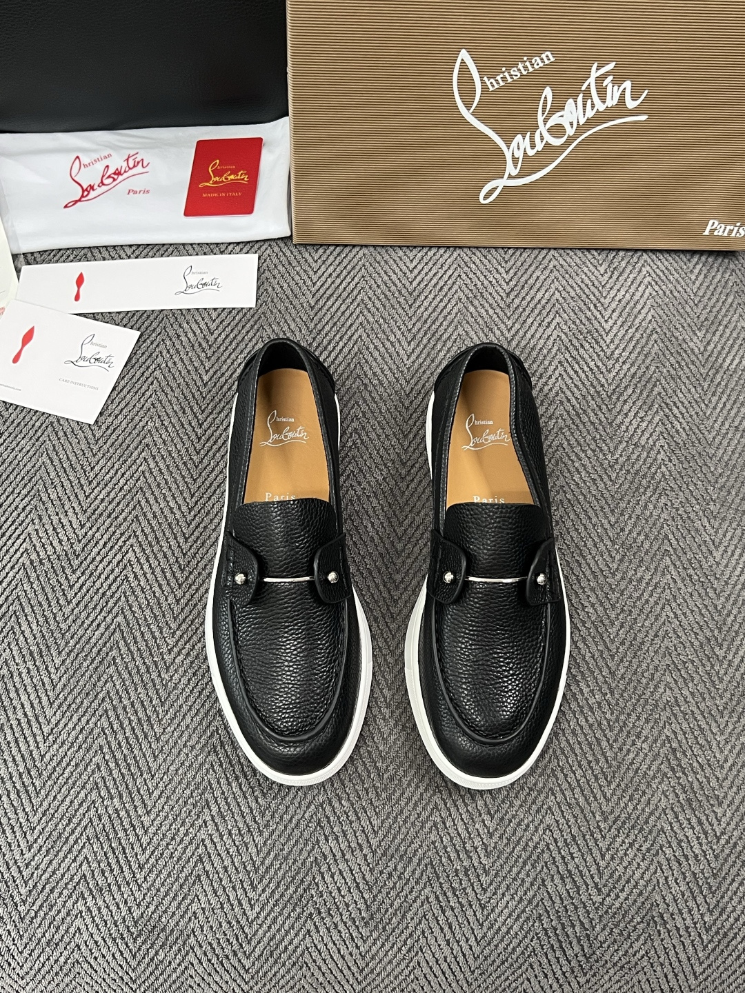 christian louboutin  高品质  顶级工艺品  CL红底  专柜同步原厂配置，意大利进口牛皮面料，进口