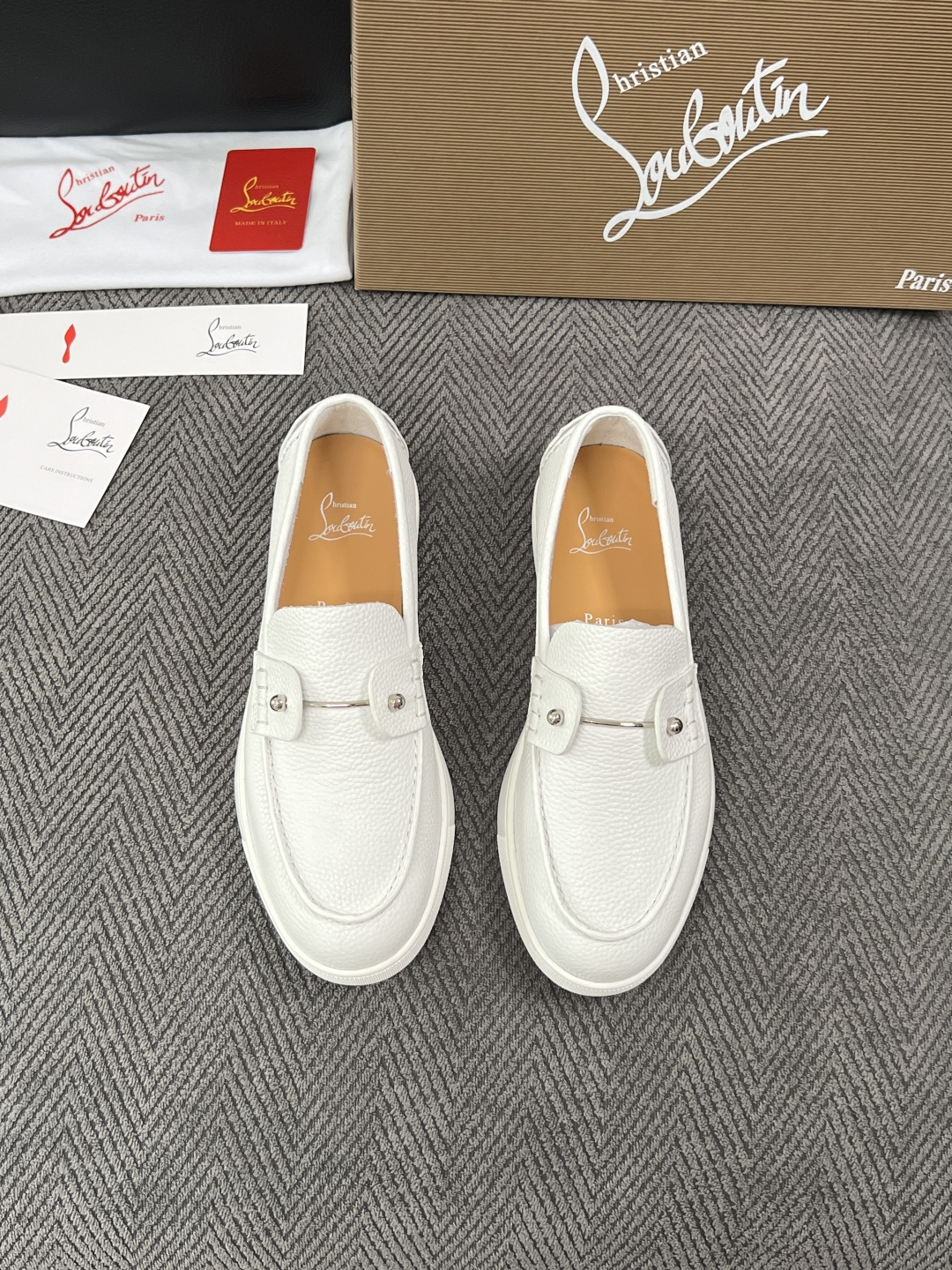 christian louboutin  高品质  顶级工艺品  CL红底  专柜同步原厂配置，意大利进口牛皮面料，进口