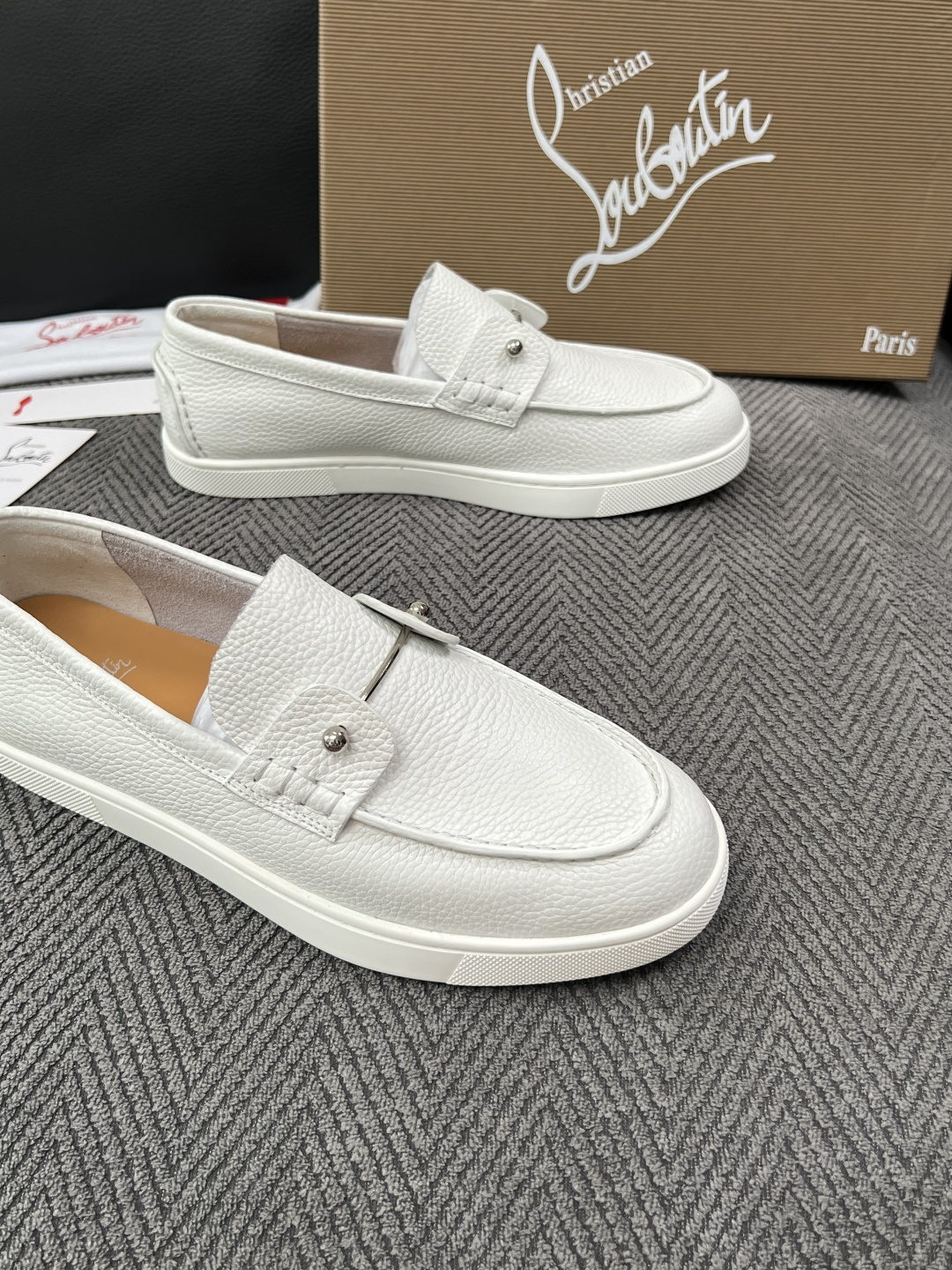 christian louboutin  高品质  顶级工艺品  CL红底  专柜同步原厂配置，意大利进口牛皮面料，进口