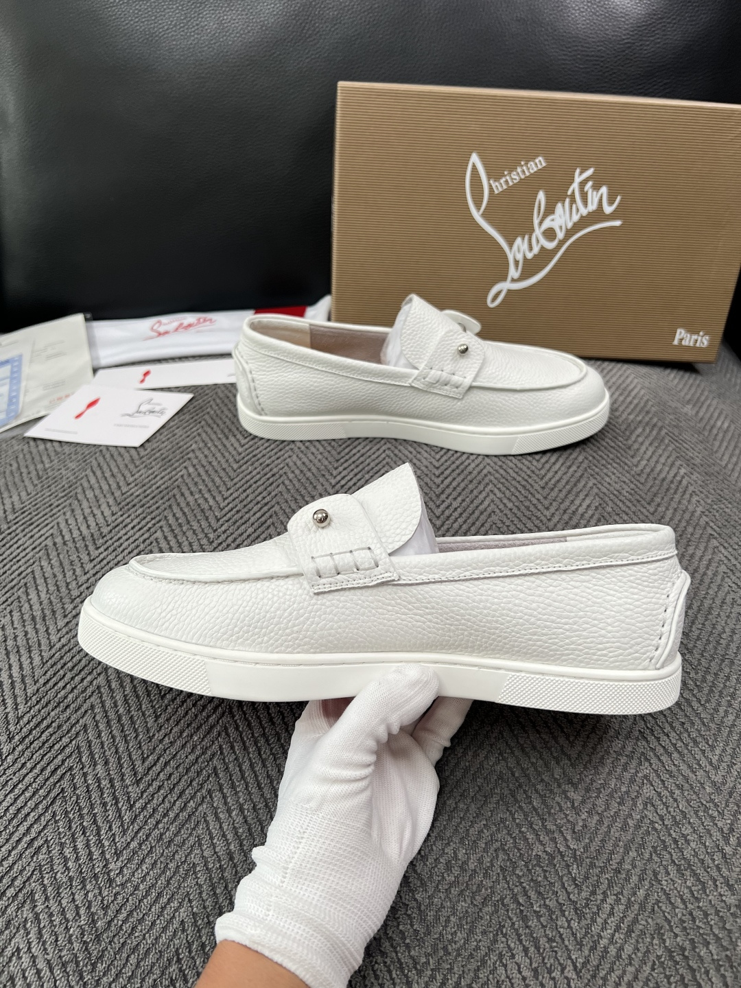 christian louboutin  高品质  顶级工艺品  CL红底  专柜同步原厂配置，意大利进口牛皮面料，进口