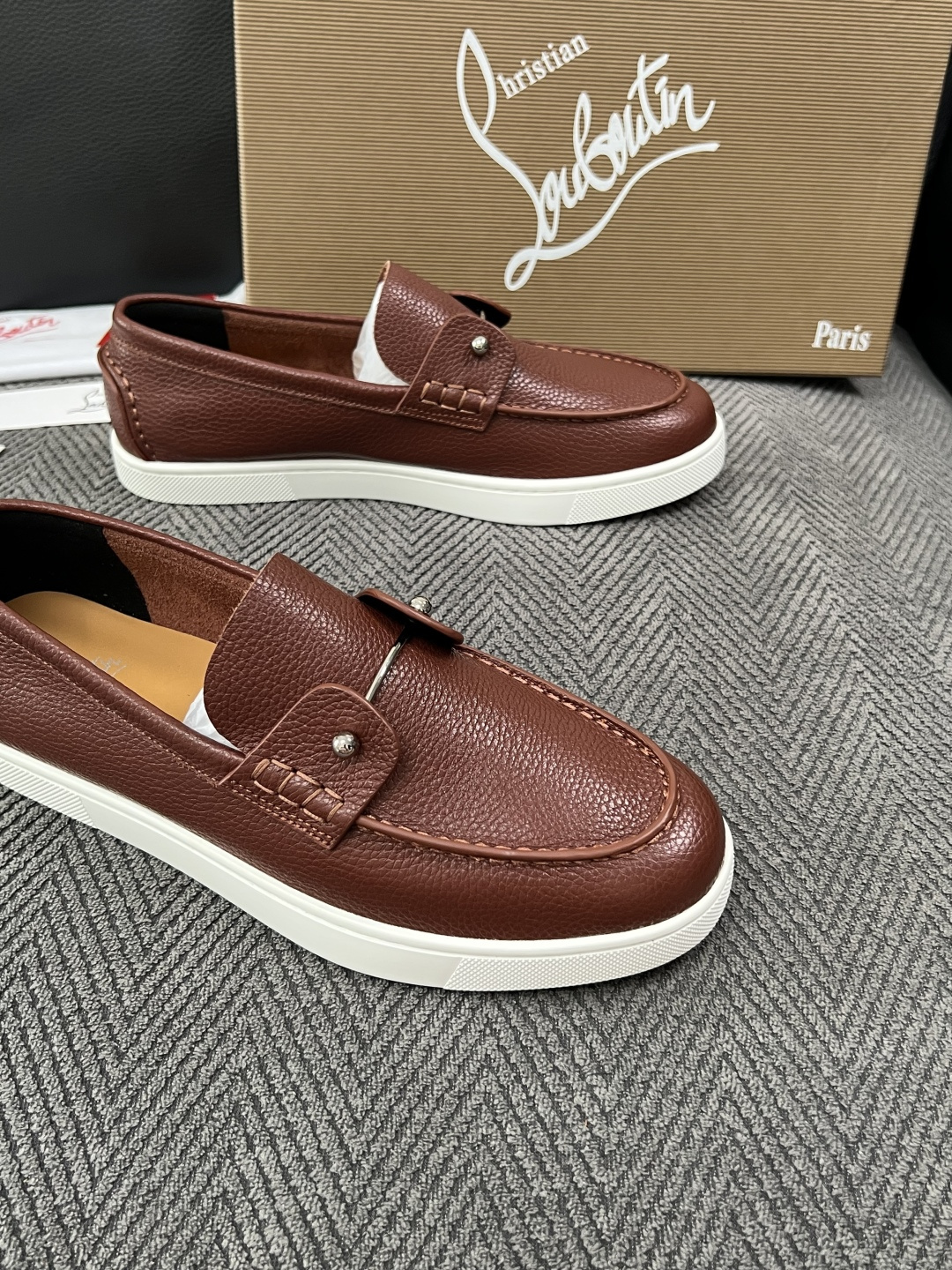 christian louboutin  高品质  顶级工艺品  CL红底  专柜同步原厂配置，意大利进口牛皮面料，进口