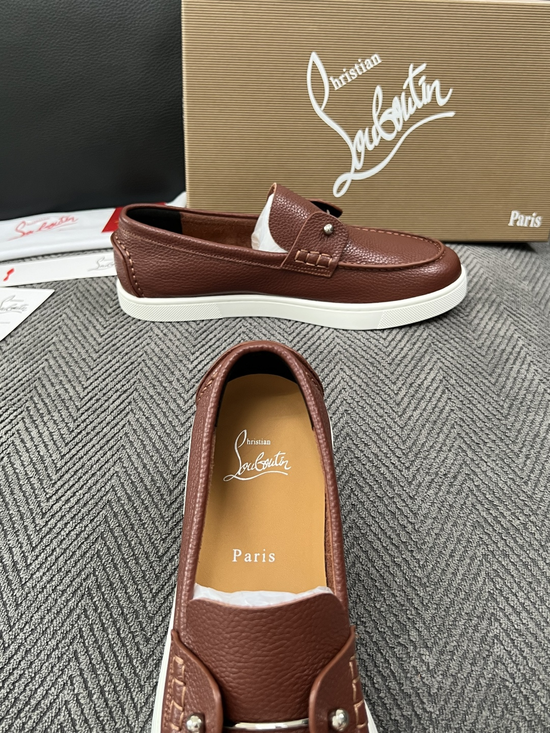 christian louboutin  高品质  顶级工艺品  CL红底  专柜同步原厂配置，意大利进口牛皮面料，进口
