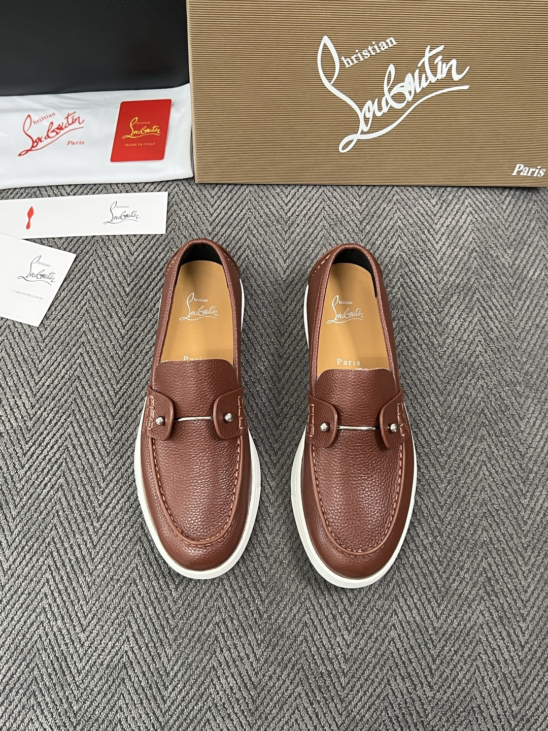 christian louboutin  高品质  顶级工艺品  CL红底  专柜同步原厂配置，意大利进口牛皮面料，进口