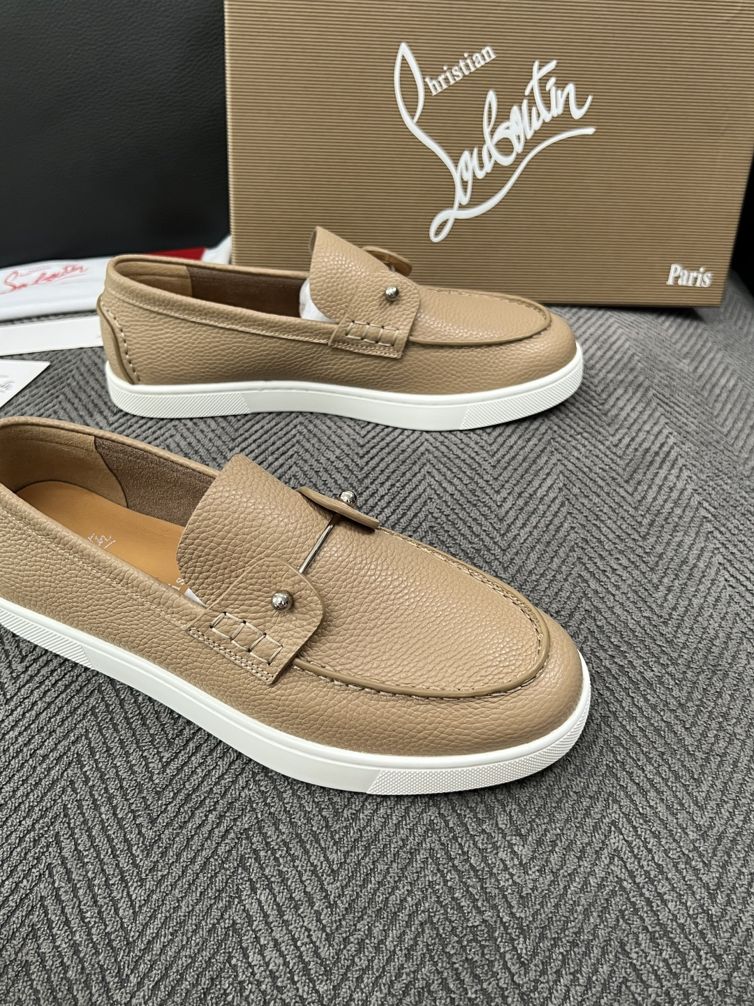 christian louboutin  高品质  顶级工艺品  CL红底  专柜同步原厂配置，意大利进口牛皮面料，进口