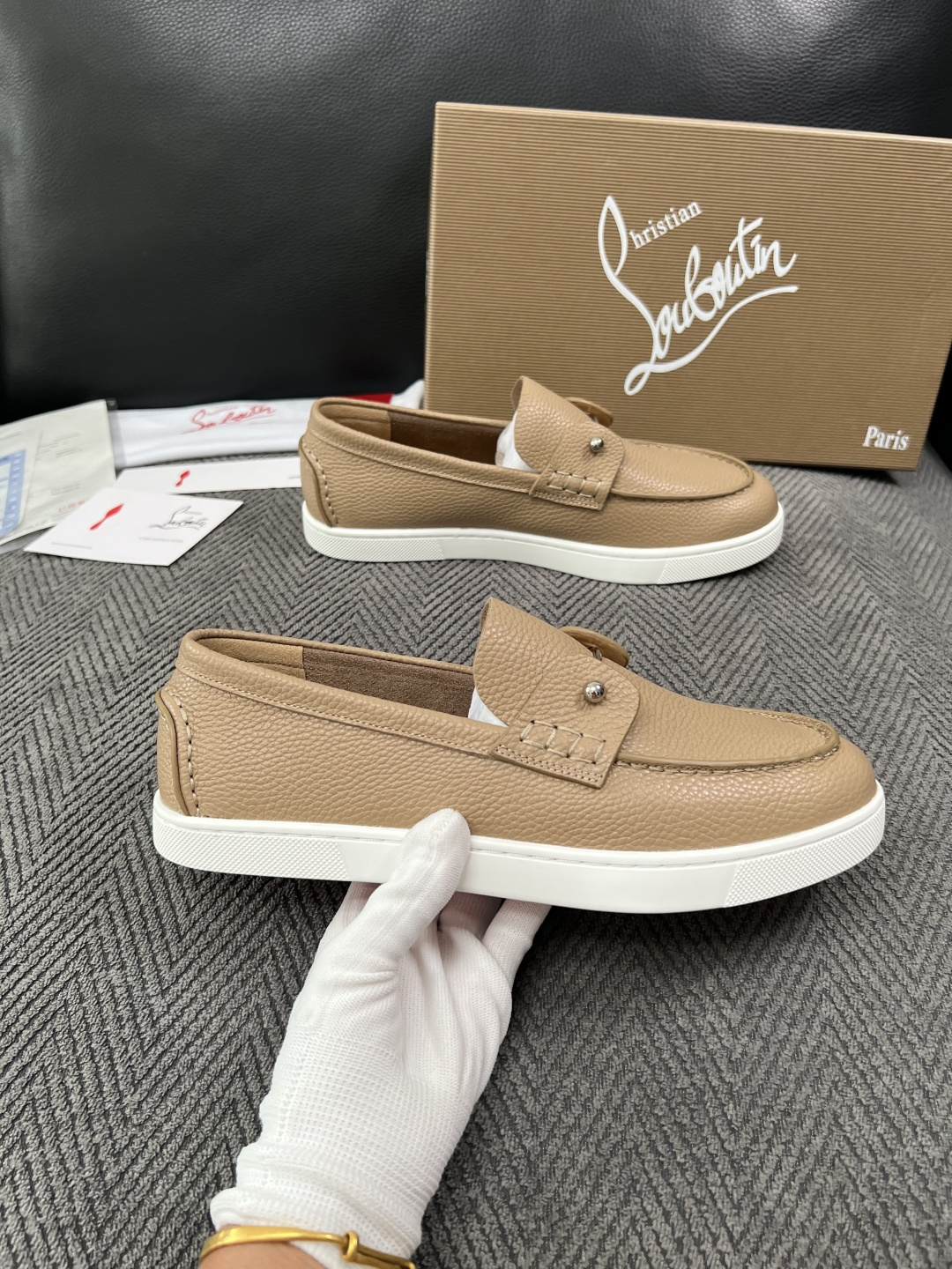 christian louboutin  高品质  顶级工艺品  CL红底  专柜同步原厂配置，意大利进口牛皮面料，进口